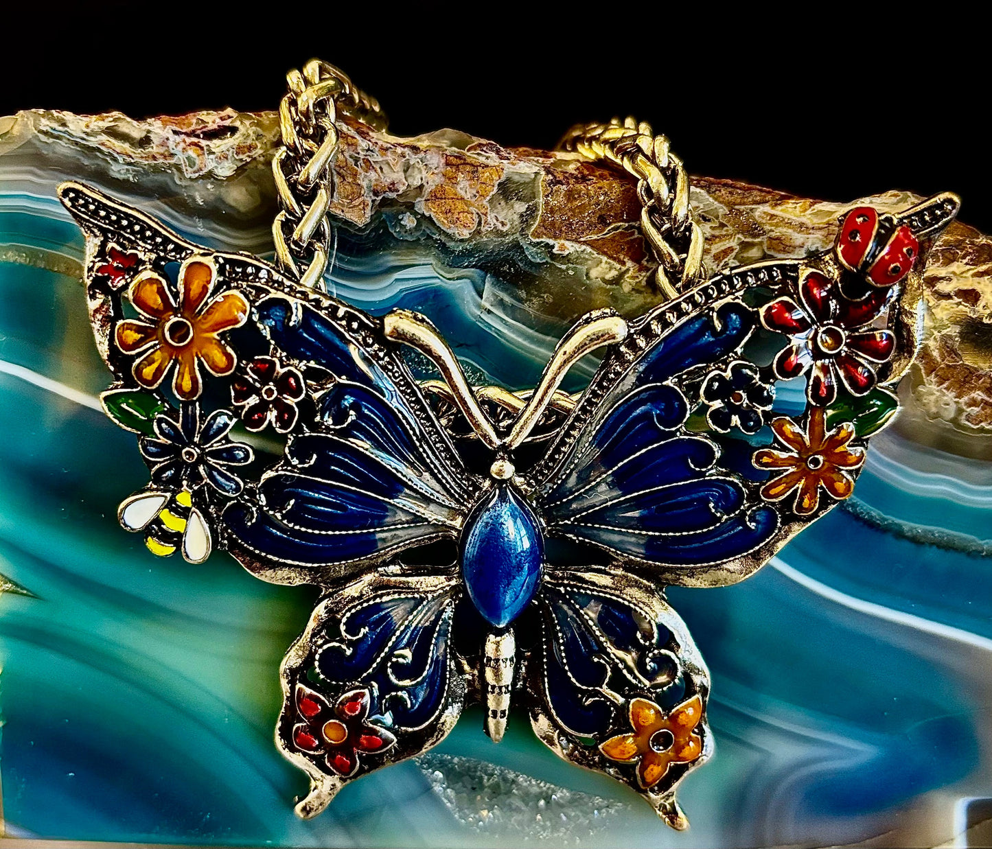 Collar con dije de mariposa – Dije llamativo de mariposa esmaltada en morado o azul