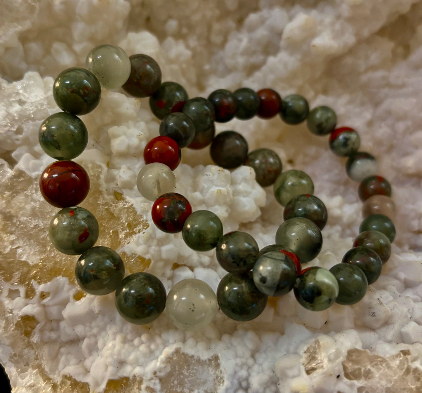 Pulsera de piedra de sangre africana - Pulsera de cuentas de coraje, fuerza y enraizamiento (8mm o 10mm)
