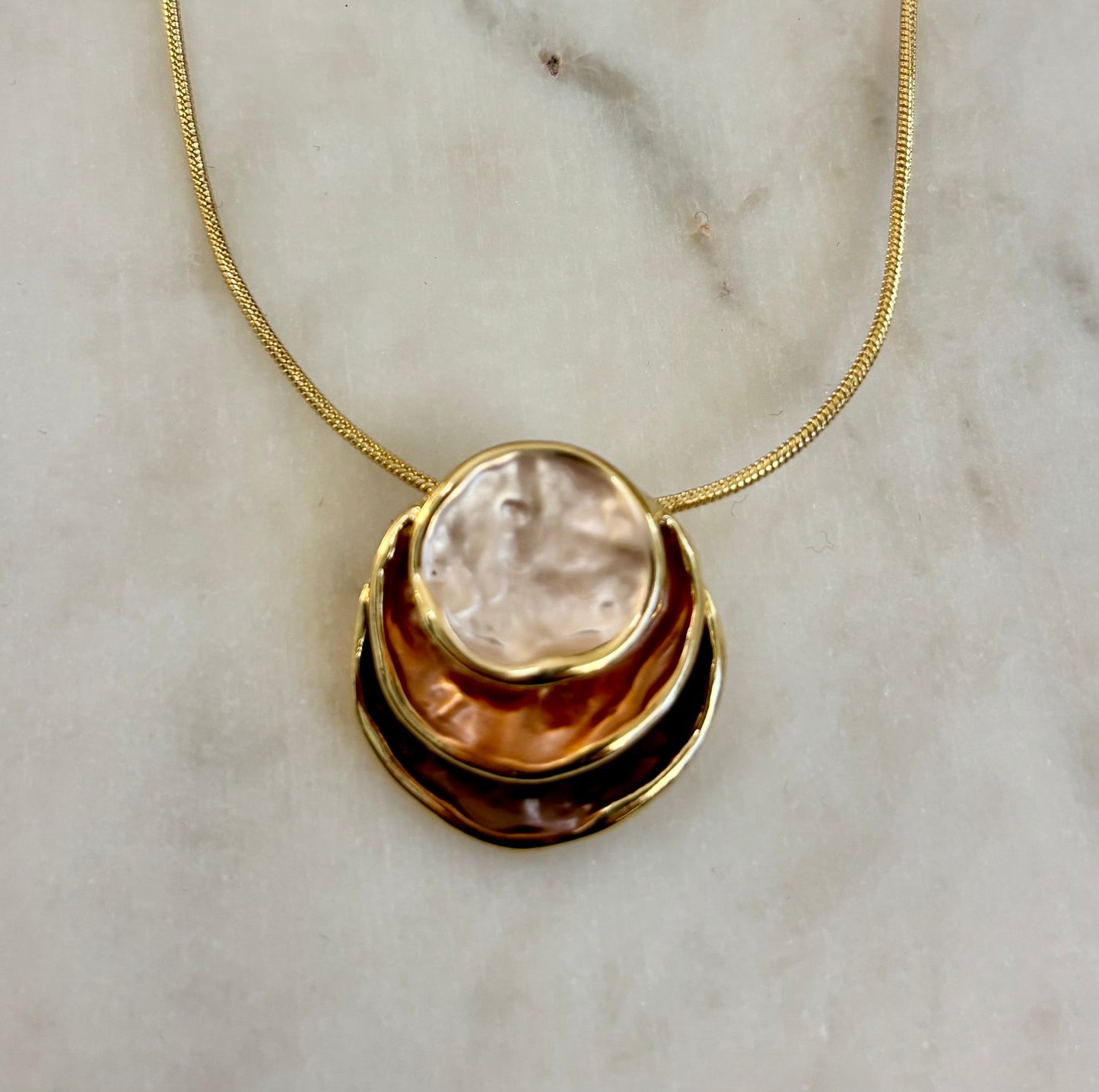 Collar con colgante de conchas en capas Coastal Glow – Tono dorado o plateado | Collar de clavícula inspirado en la playa