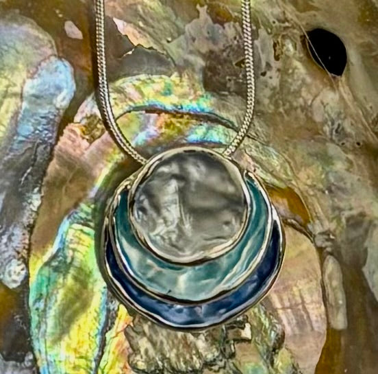 Collar con colgante de conchas en capas Coastal Glow – Tono dorado o plateado | Collar de clavícula inspirado en la playa