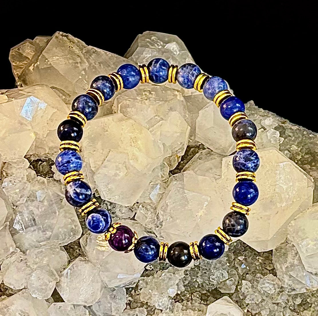 Pulsera ANTIANSIEDAD con Reiki – Sodalita y Amatista con Detalles Dorados