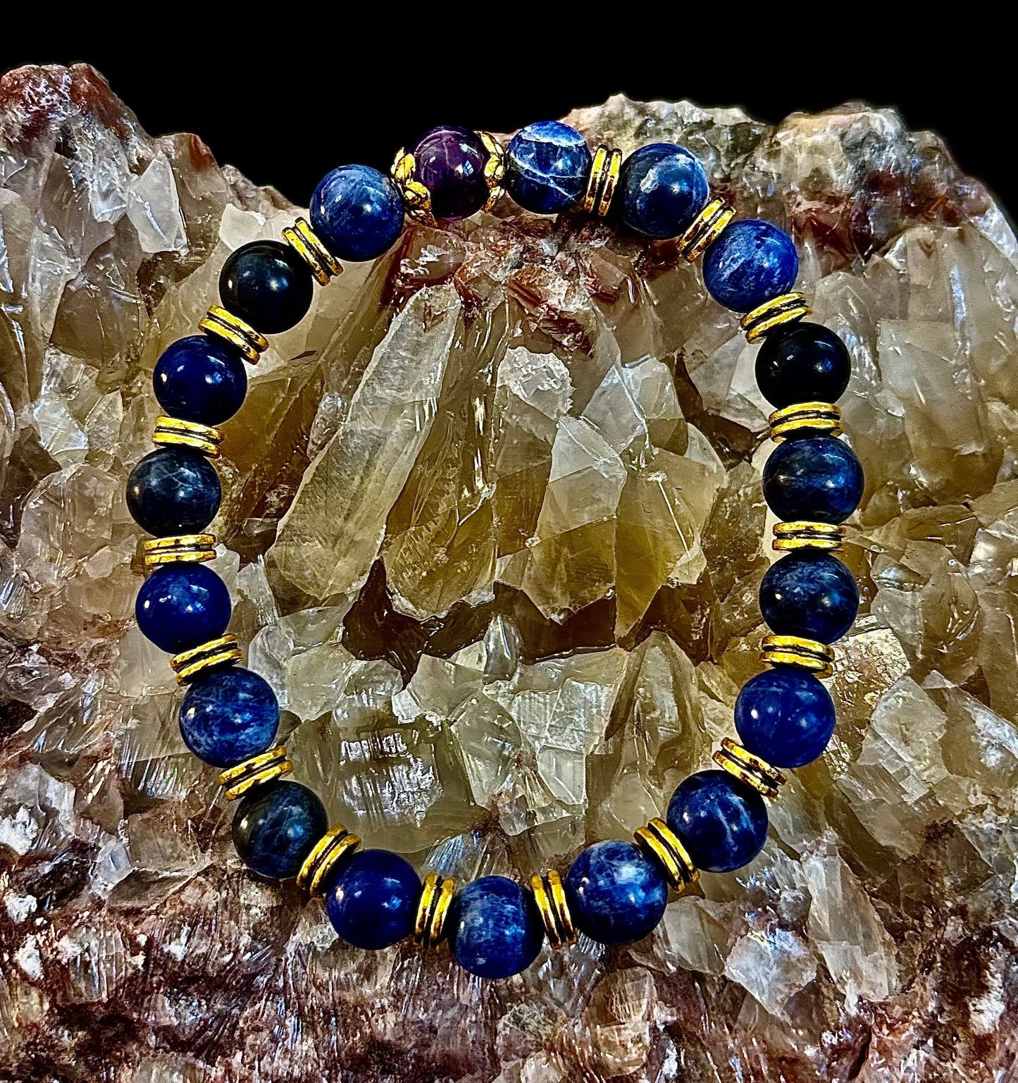 Pulsera ANTIANSIEDAD con Reiki – Sodalita y Amatista con Detalles Dorados