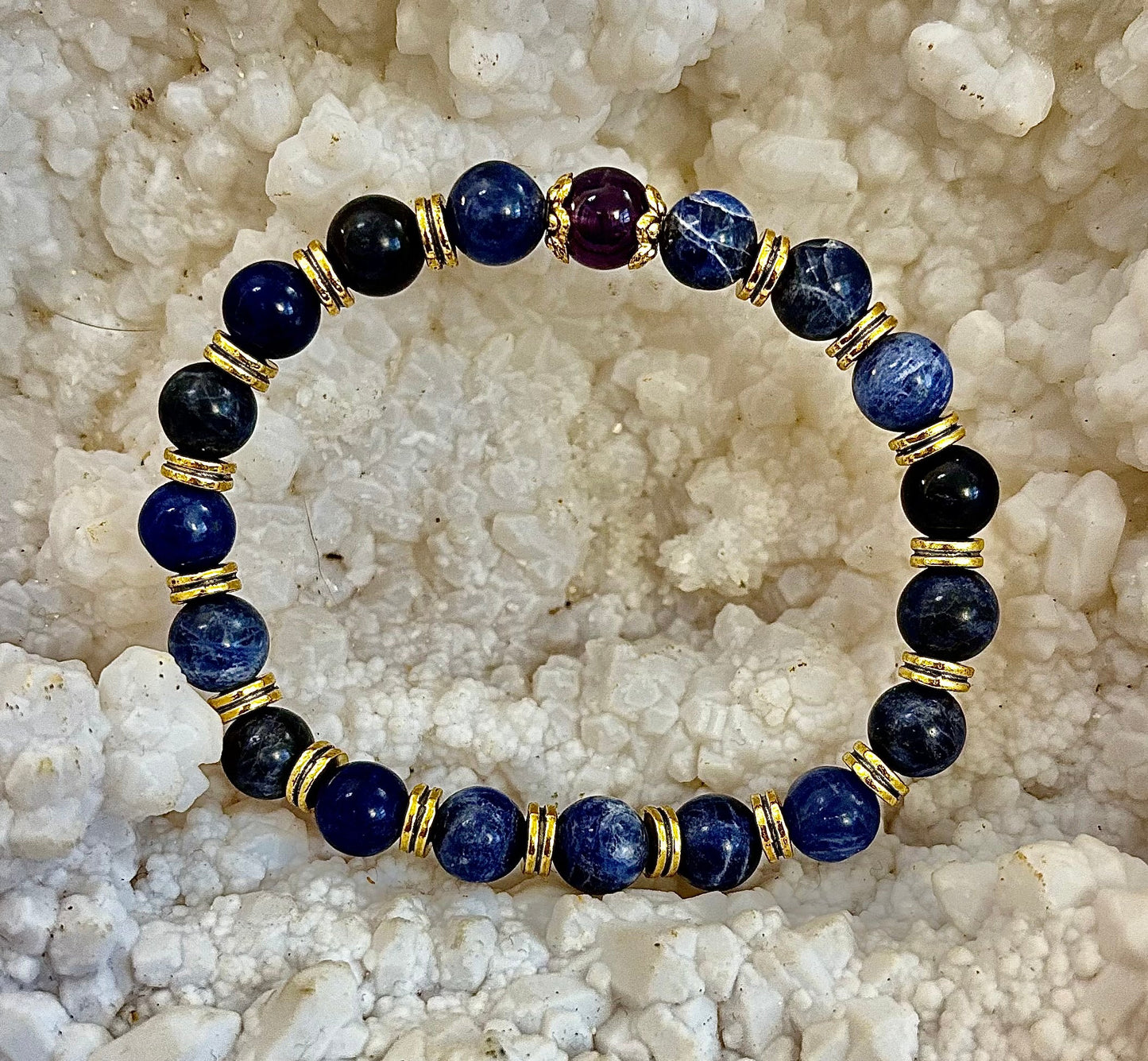 Pulsera ANTIANSIEDAD con Reiki – Sodalita y Amatista con Detalles Dorados