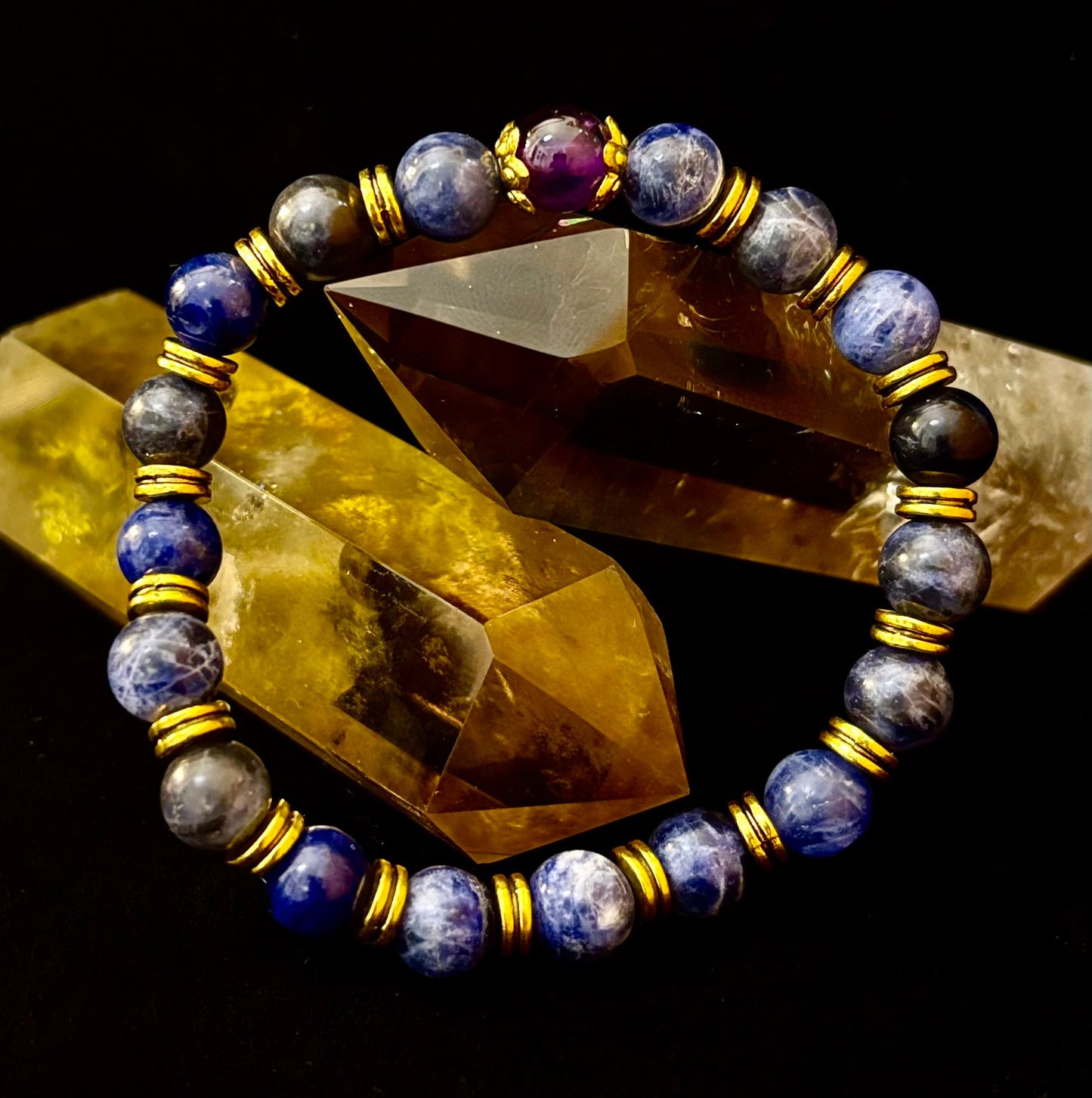 Pulsera ANTIANSIEDAD con Reiki – Sodalita y Amatista con Detalles Dorados