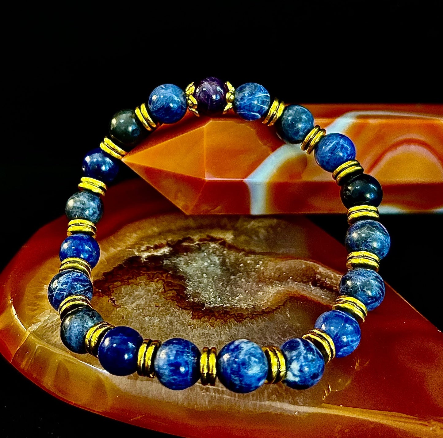 Pulsera ANTIANSIEDAD con Reiki – Sodalita y Amatista con Detalles Dorados