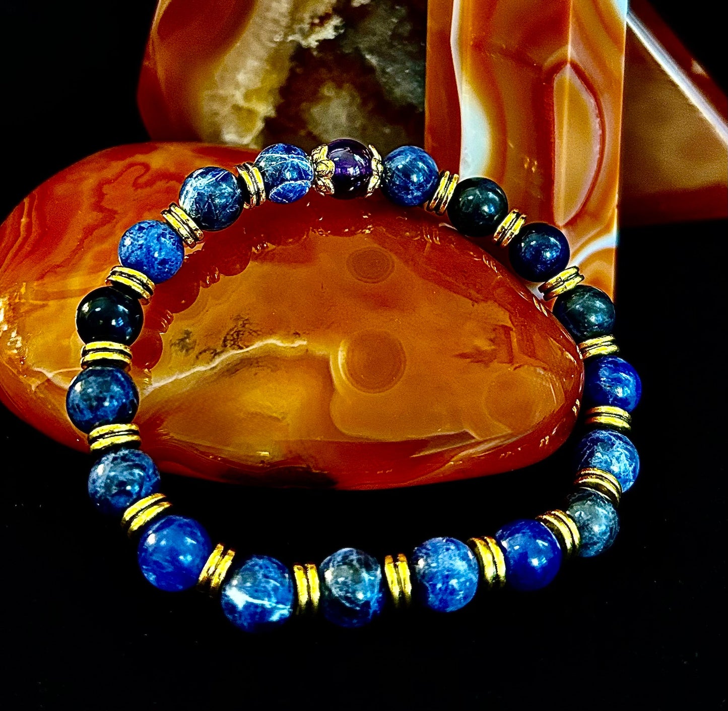 Pulsera ANTIANSIEDAD con Reiki – Sodalita y Amatista con Detalles Dorados