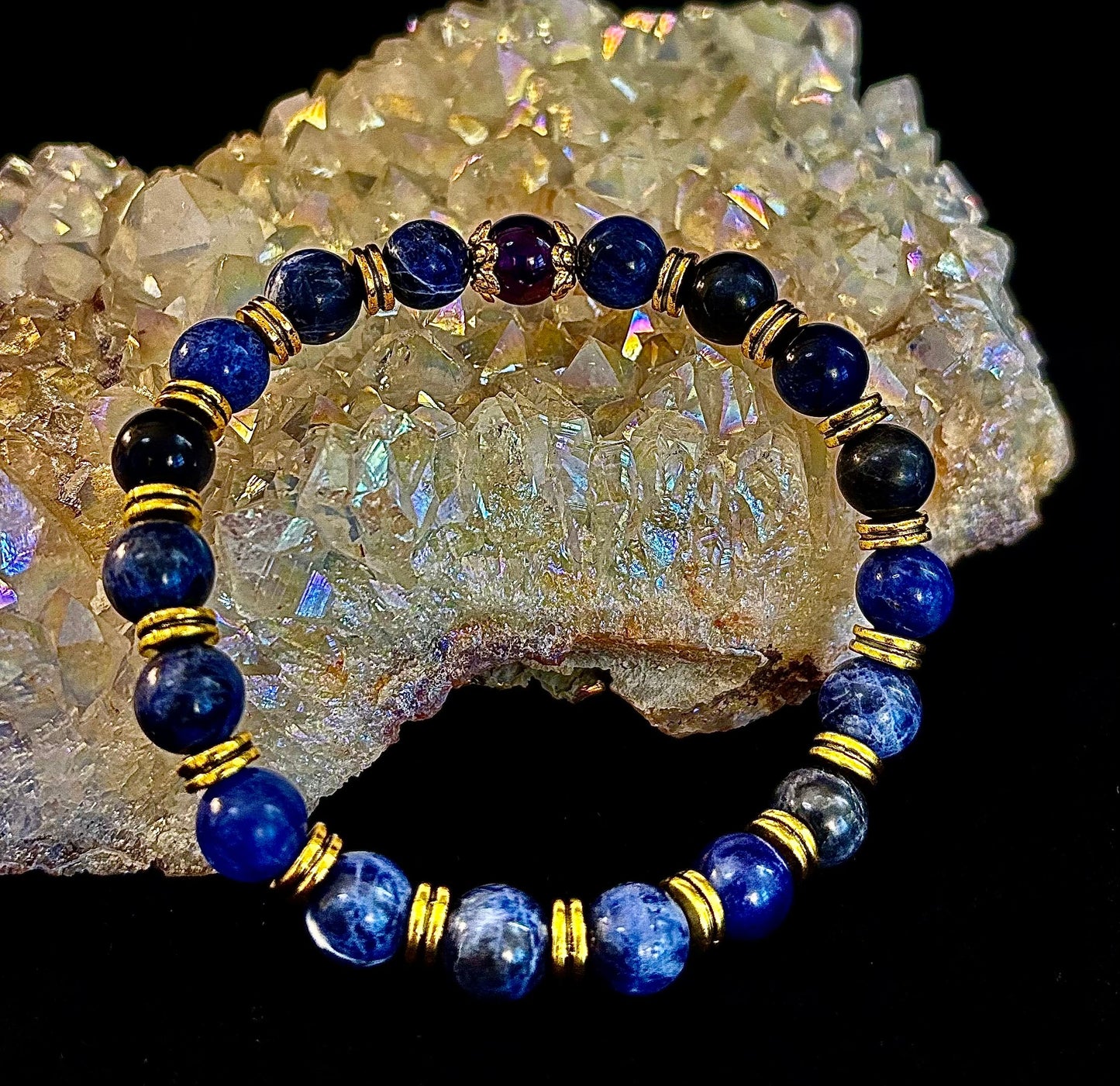 Pulsera ANTIANSIEDAD con Reiki – Sodalita y Amatista con Detalles Dorados