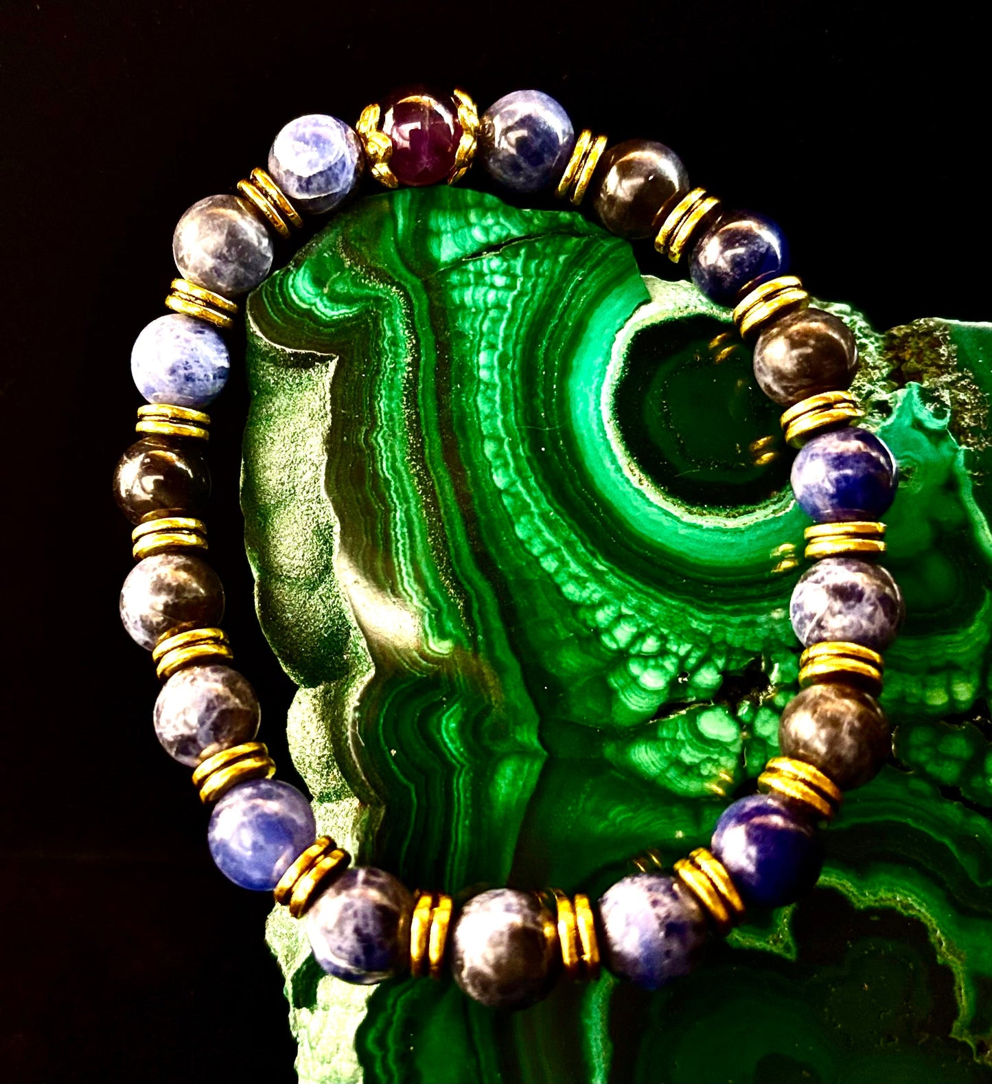 Pulsera ANTIANSIEDAD con Reiki – Sodalita y Amatista con Detalles Dorados