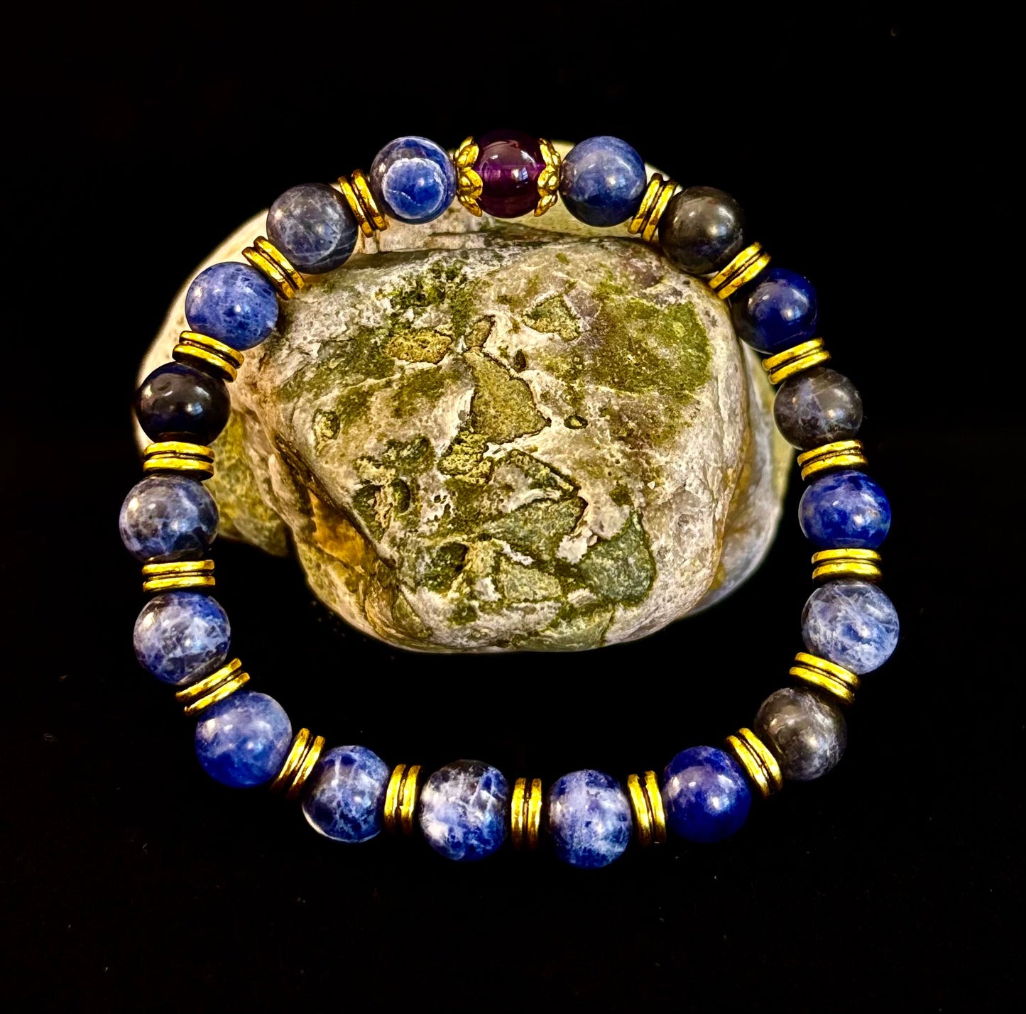 Pulsera ANTIANSIEDAD con Reiki – Sodalita y Amatista con Detalles Dorados