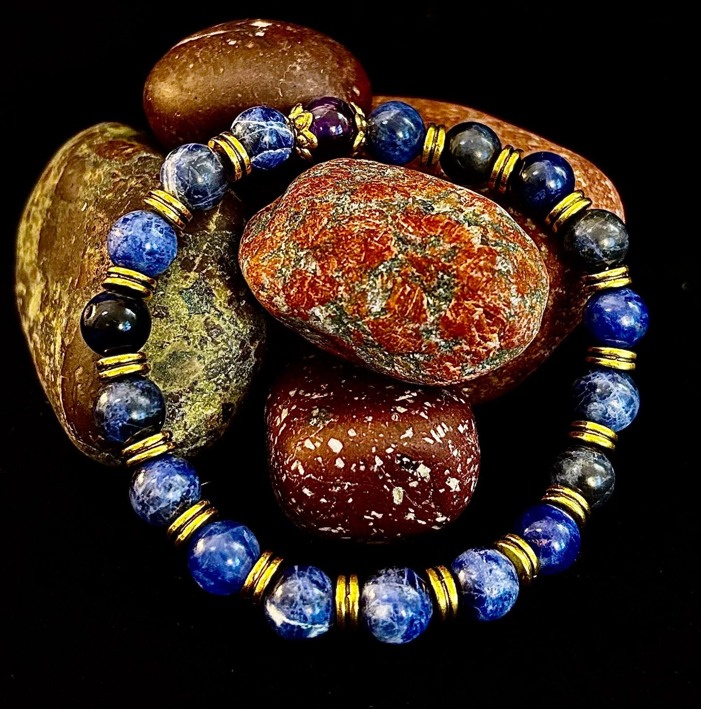 Pulsera ANTIANSIEDAD con Reiki – Sodalita y Amatista con Detalles Dorados