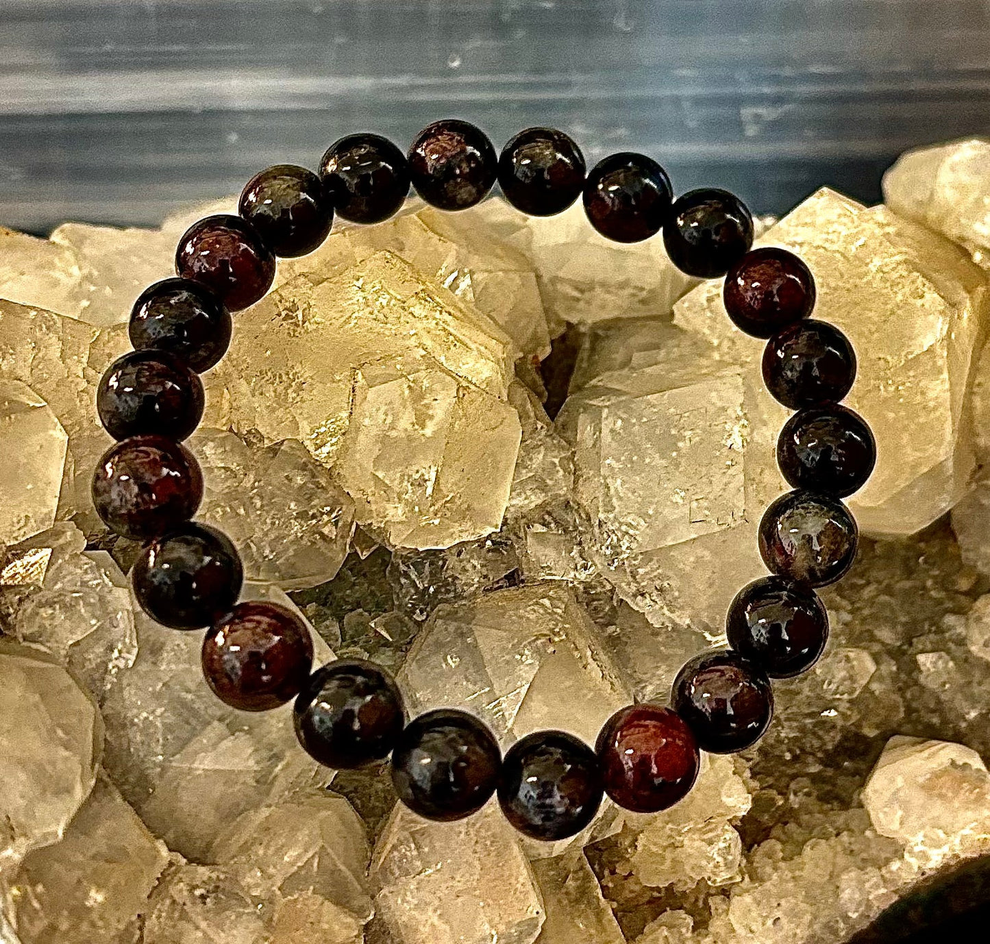 Pulsera de Astrofilita con Granate – Transformación con conexión a tierra y Fuerza apasionada (cuentas de 8mm)