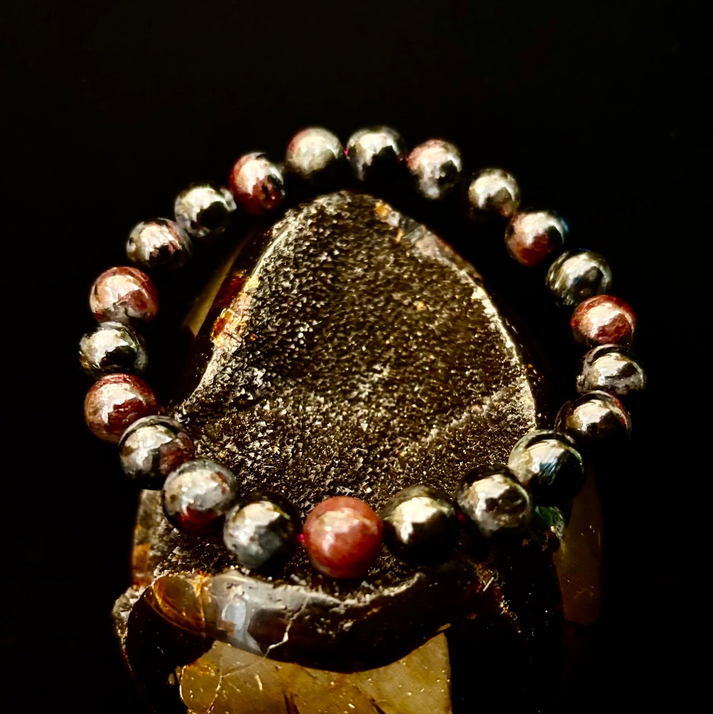 Pulsera de Astrofilita con Granate – Transformación con conexión a tierra y Fuerza apasionada (cuentas de 8mm)