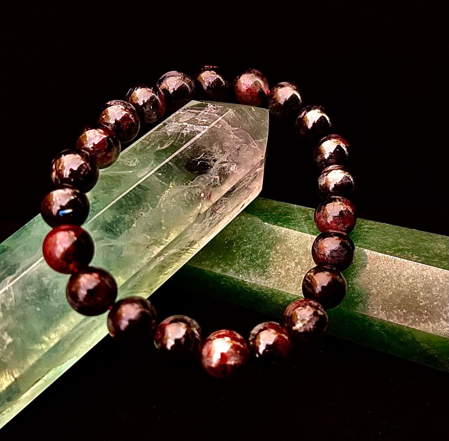 Pulsera de Astrofilita con Granate – Transformación con conexión a tierra y Fuerza apasionada (cuentas de 8mm)