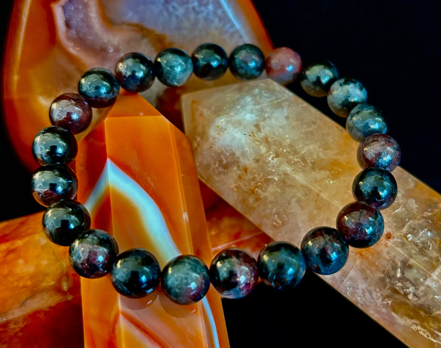 Pulsera de Astrofilita con Granate – Transformación con conexión a tierra y Fuerza apasionada (cuentas de 8mm)