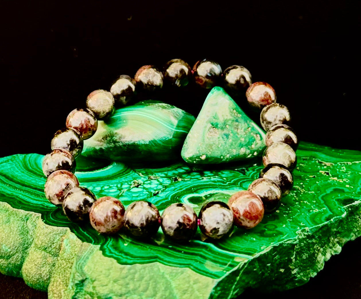 Pulsera de Astrofilita con Granate – Transformación con conexión a tierra y Fuerza apasionada (cuentas de 8mm)