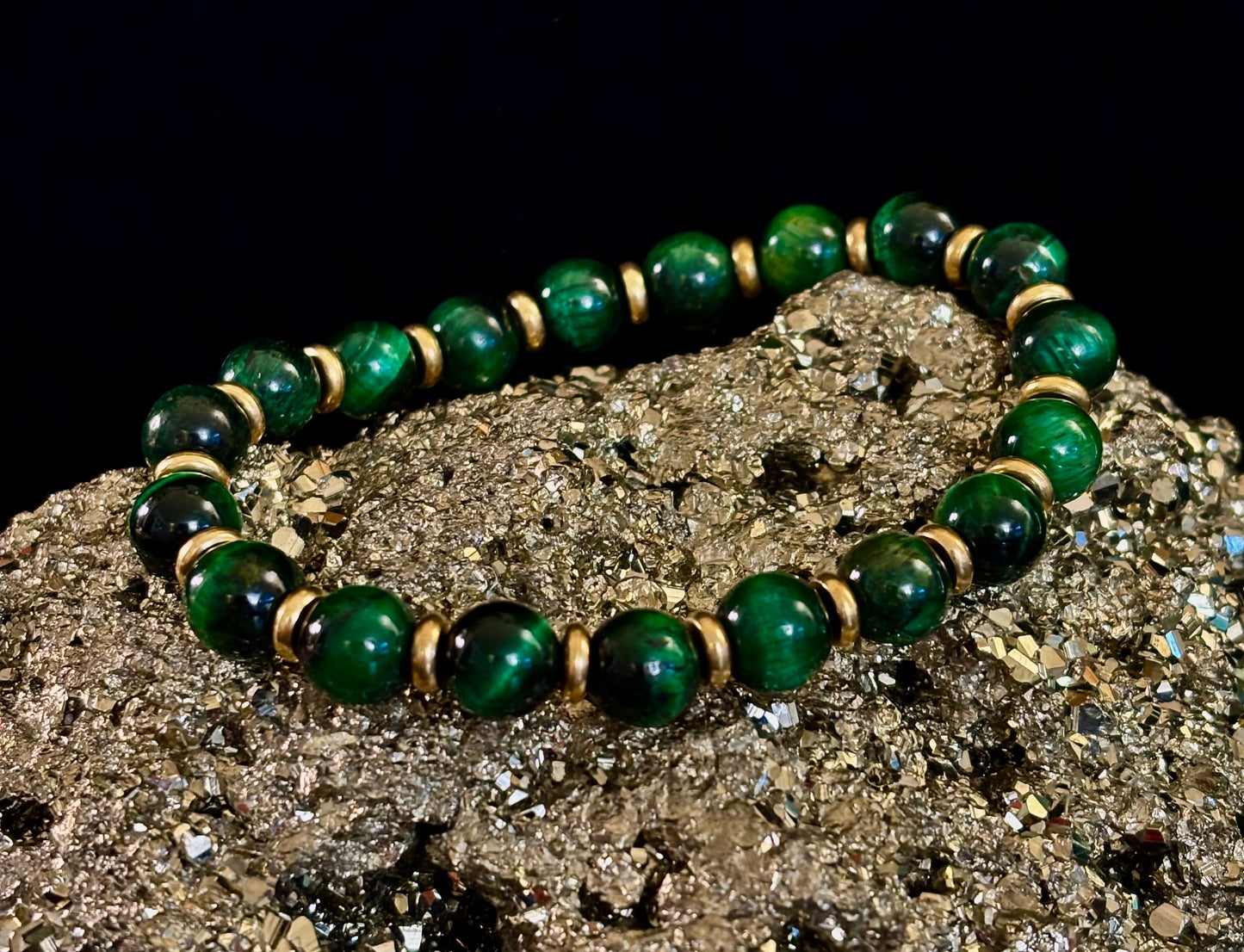 Pulsera de ojo de tigre verde para la riqueza y la confianza – Cuentas de 8 mm con detalles dorados (muñecas medianas)