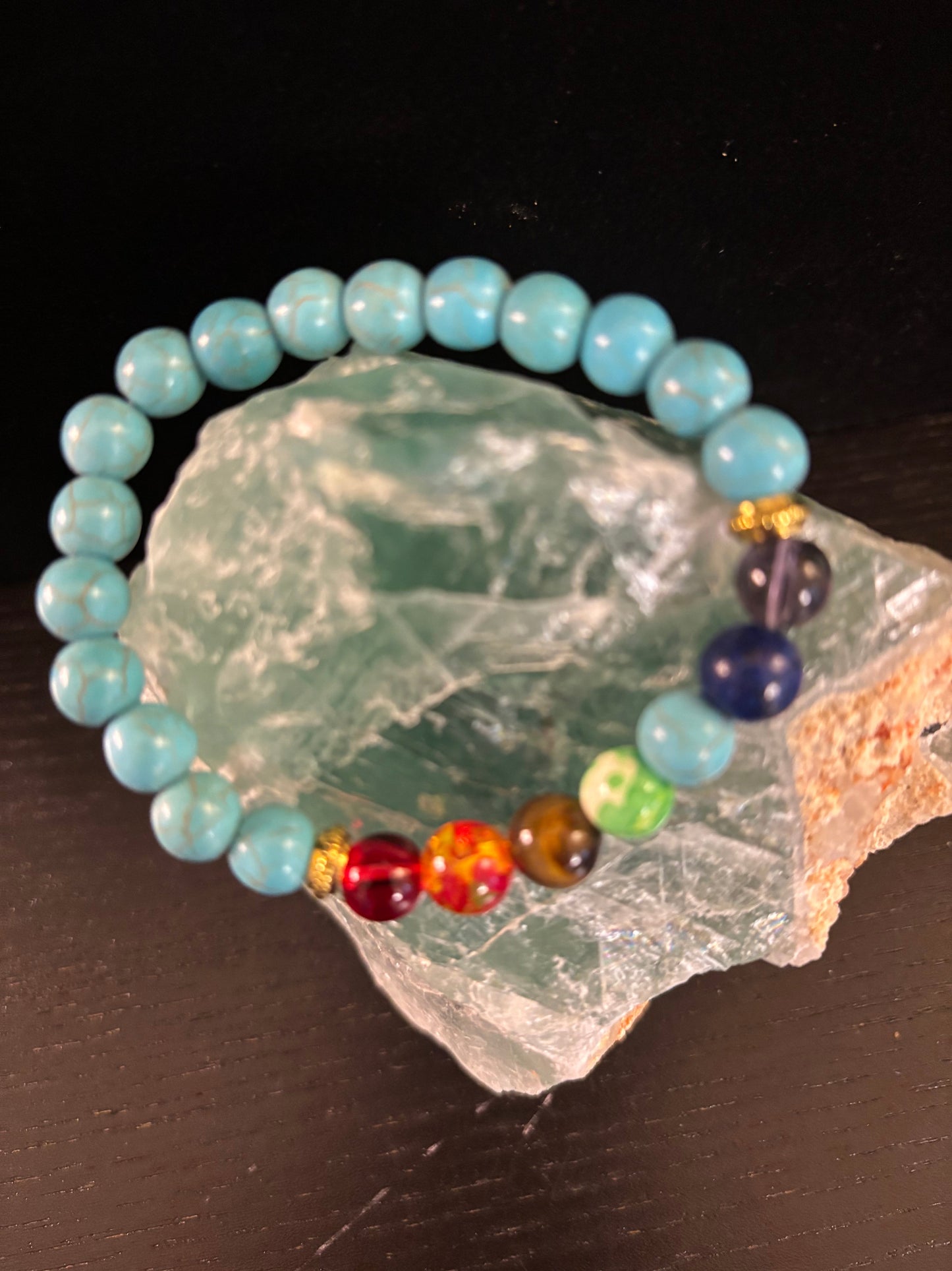 Pulsera curativa de chakras – Cuentas de energía de howlita turquesa con piedras de chakras