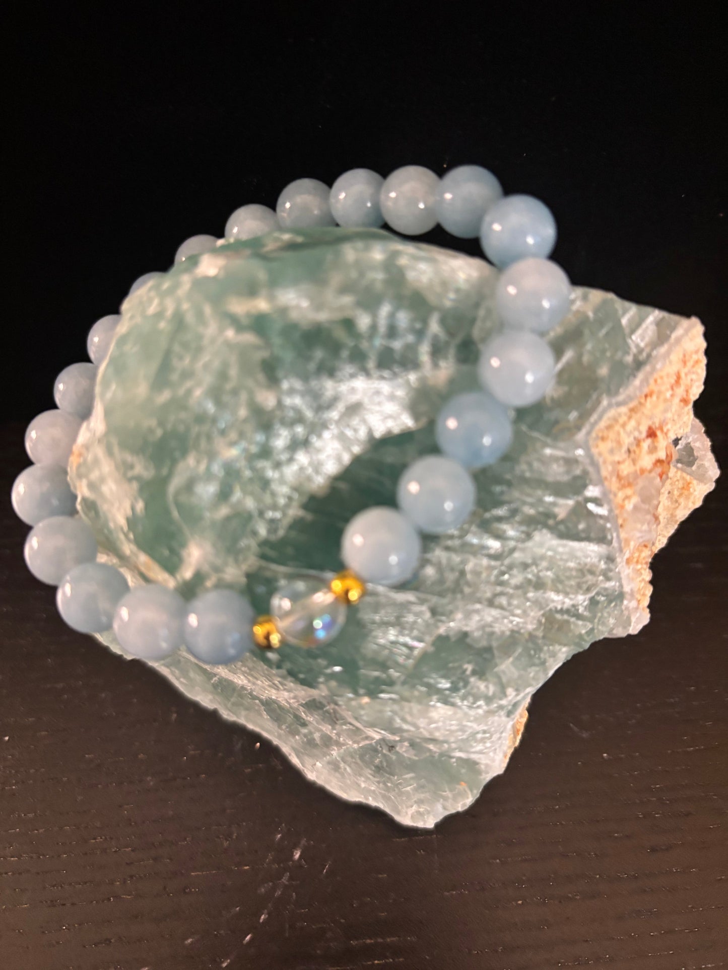 Coraje - Pulsera de cuentas de aguamarina y cristal blanco