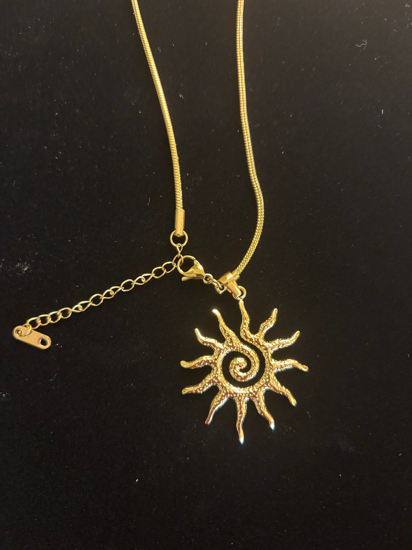 Collar con Colgante de Tótem Solar Vintage – Resplandor Dorado para Fuerza Interior y Estilo