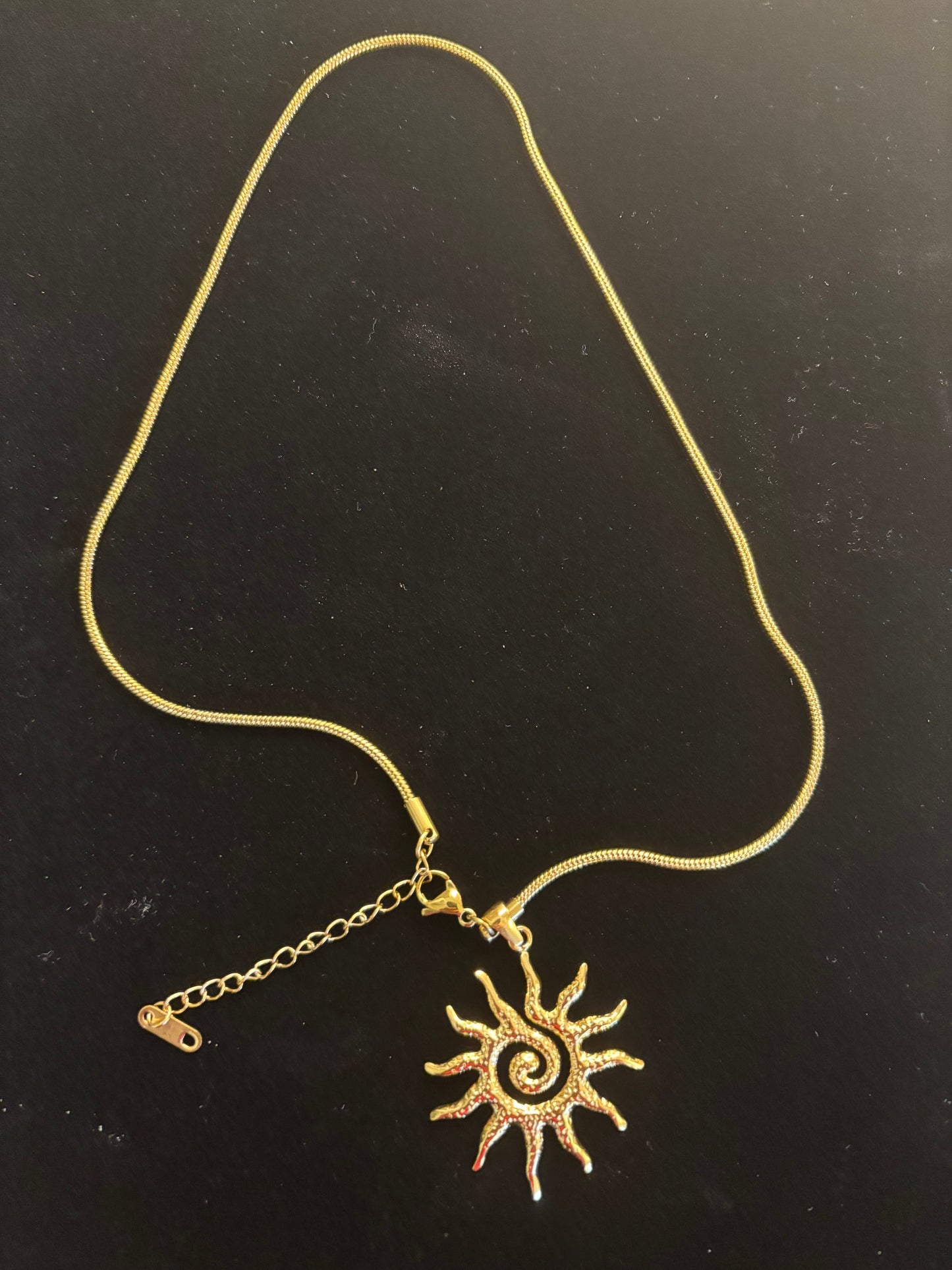 Collar con Colgante de Tótem Solar Vintage – Resplandor Dorado para Fuerza Interior y Estilo