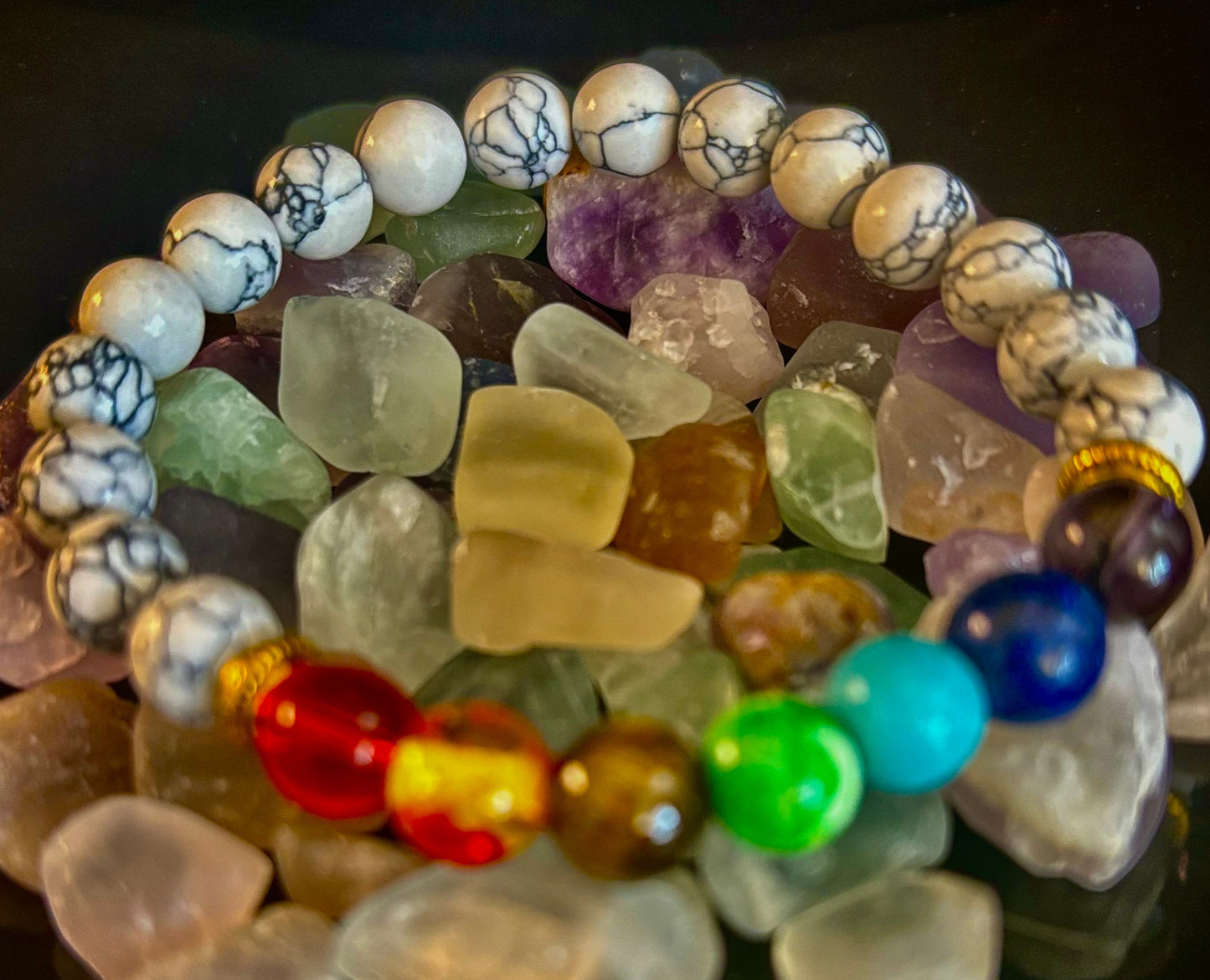 Pulsera Energética de Chakra y Howlita Blanca – Alivio del Estrés, Equilibrio y Paz Interior