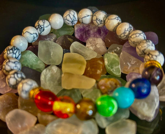 Pulsera Energética de Chakra y Howlita Blanca – Alivio del Estrés, Equilibrio y Paz Interior