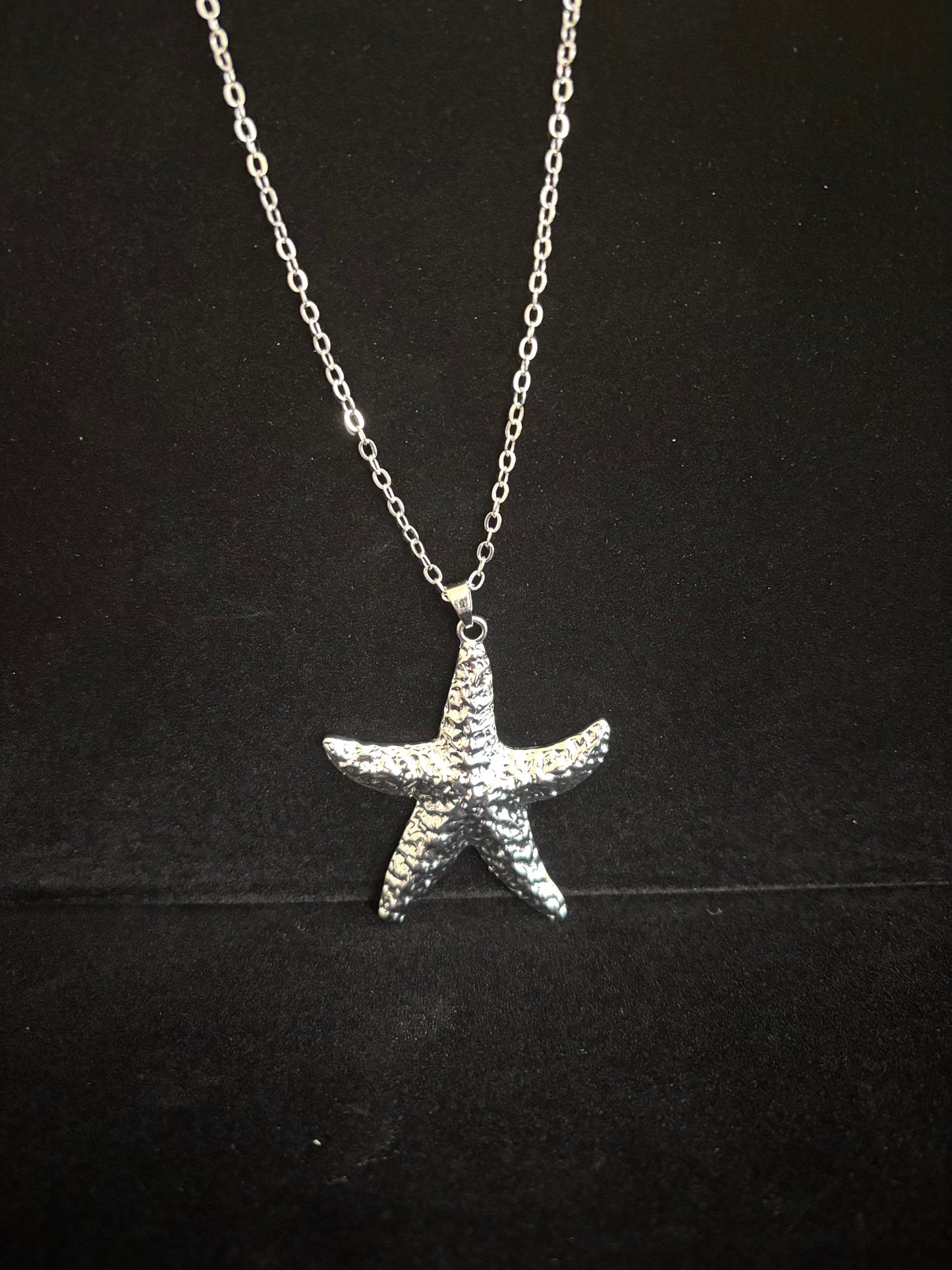 Collar con colgante de estrella de mar texturizada plateada – Elegancia inspirada en el océano 🌊✨