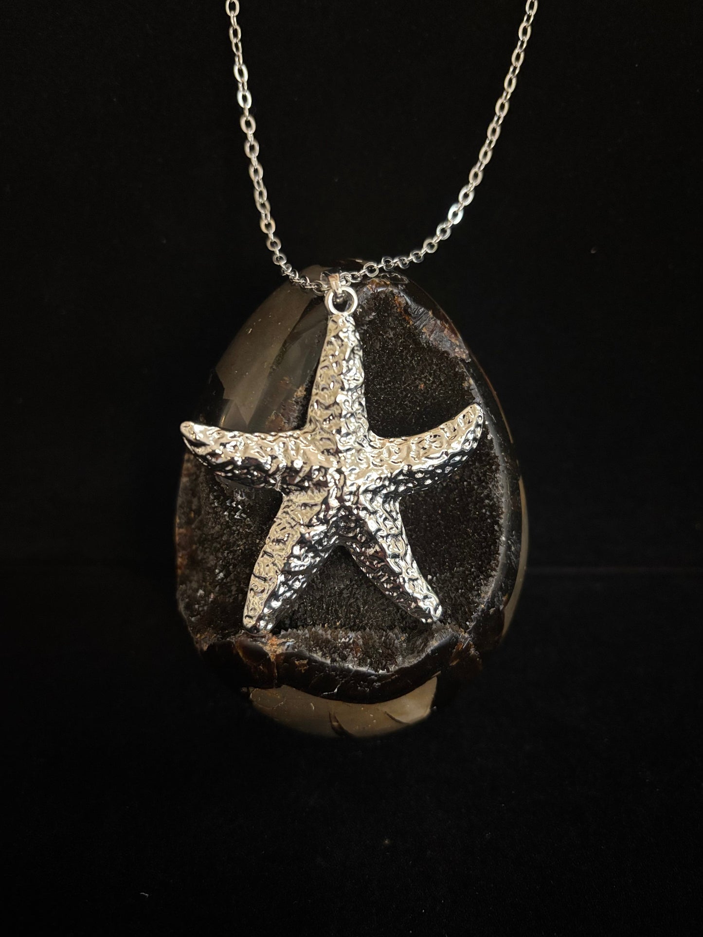 Collar con colgante de estrella de mar texturizada plateada – Elegancia inspirada en el océano 🌊✨