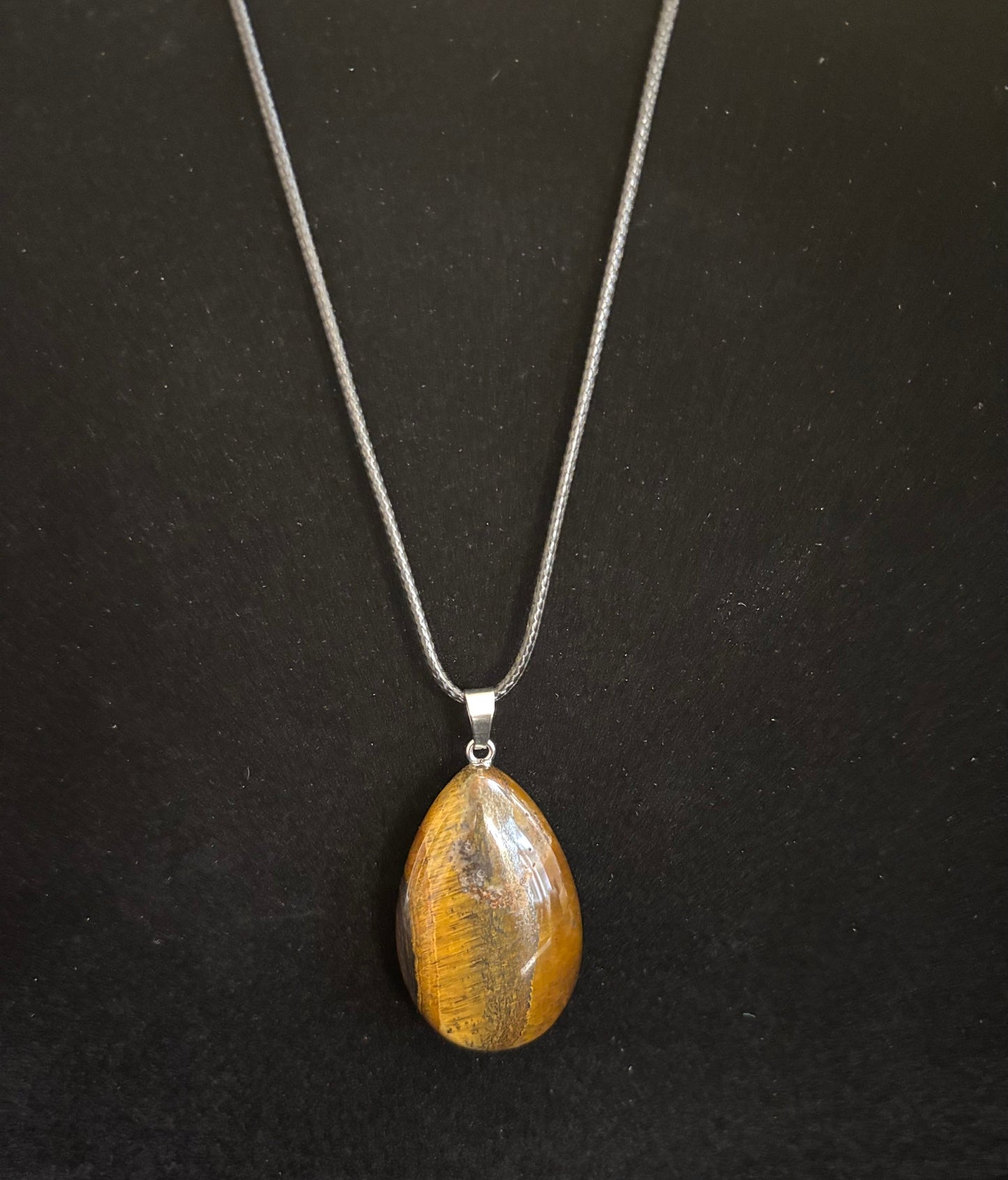 Elegancia Terrenal: Collar con Colgante de Cuero y Ojo de Tigre Natural en Cordón de Cuero