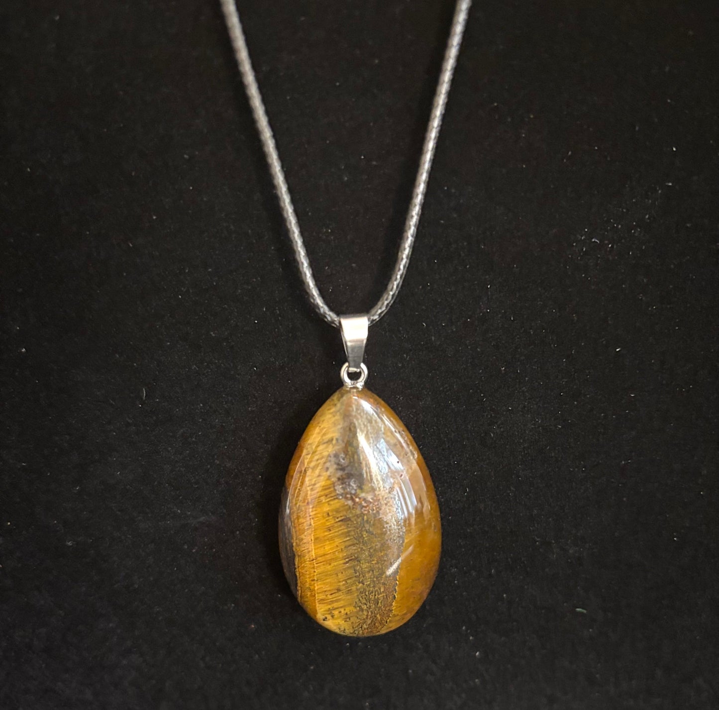 Elegancia Terrenal: Collar con Colgante de Cuero y Ojo de Tigre Natural en Cordón de Cuero