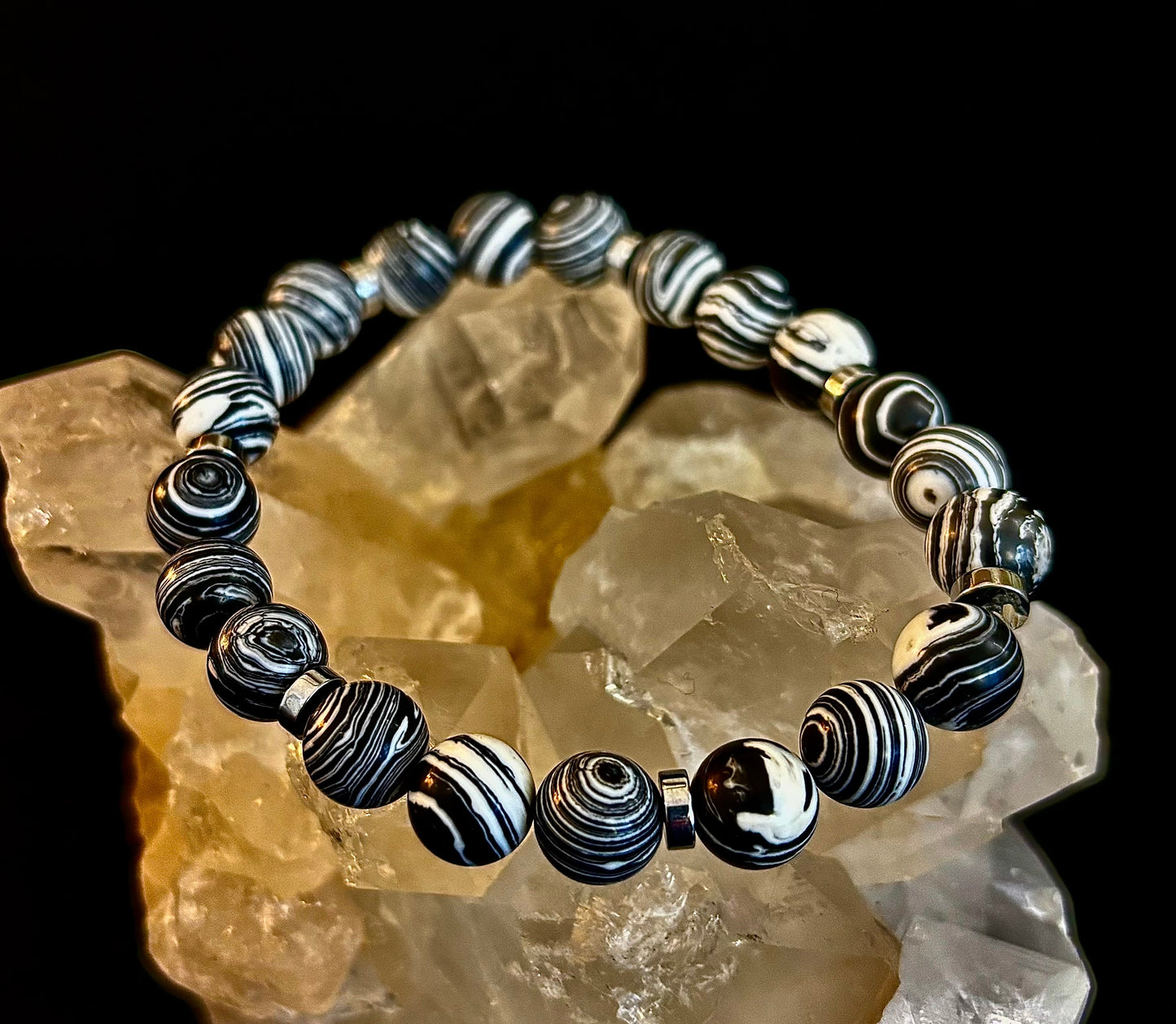 Pulsera elástica de ágata a rayas blancas y negras — Pulsera de ágata bandeada natural para muñecas grandes a extragrandes
