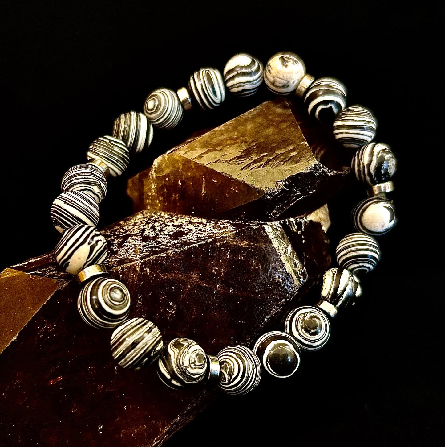 Pulsera elástica de ágata a rayas blancas y negras — Pulsera de ágata bandeada natural para muñecas grandes a extragrandes