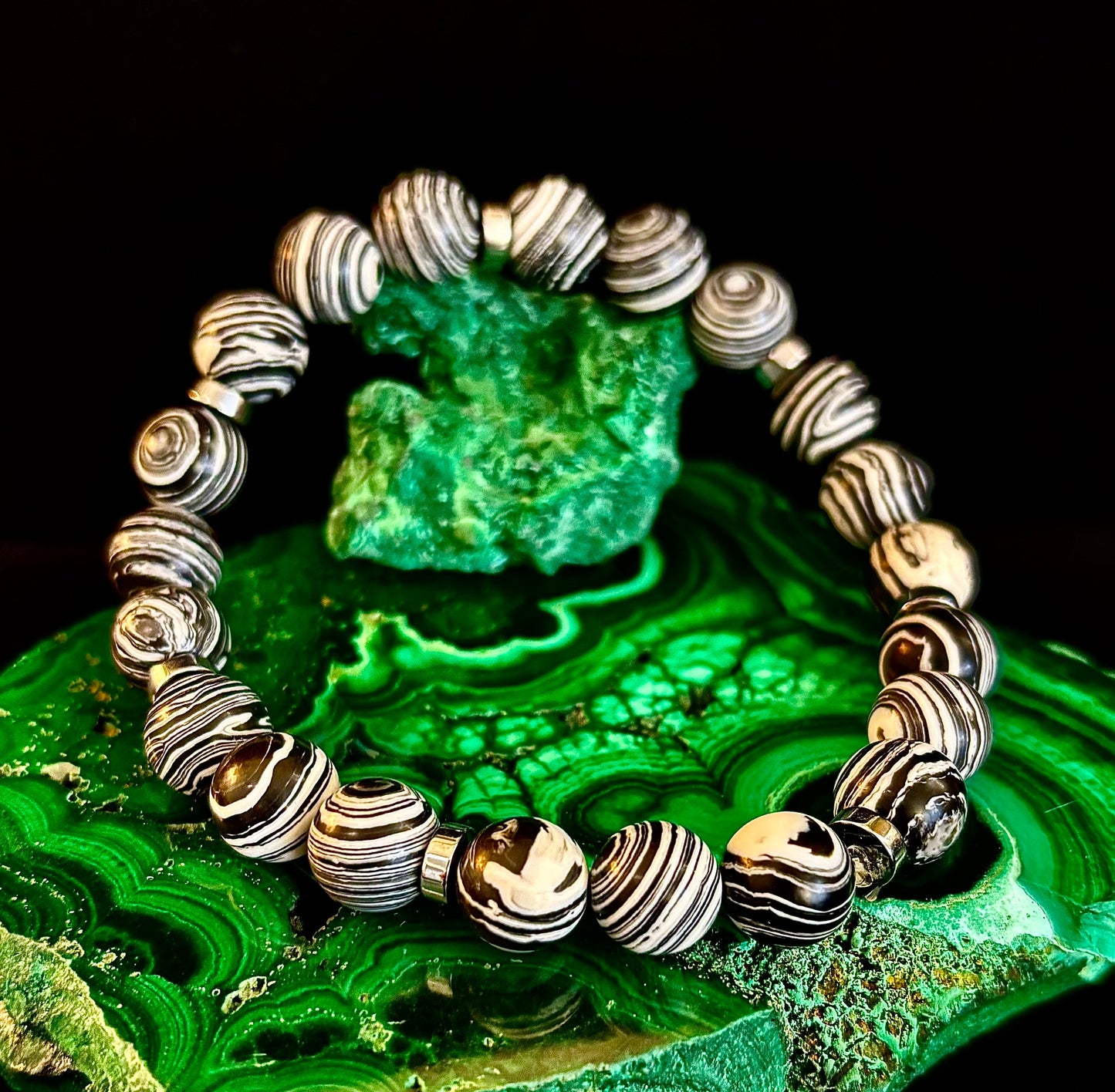 Pulsera elástica de ágata a rayas blancas y negras — Pulsera de ágata bandeada natural para muñecas grandes a extragrandes