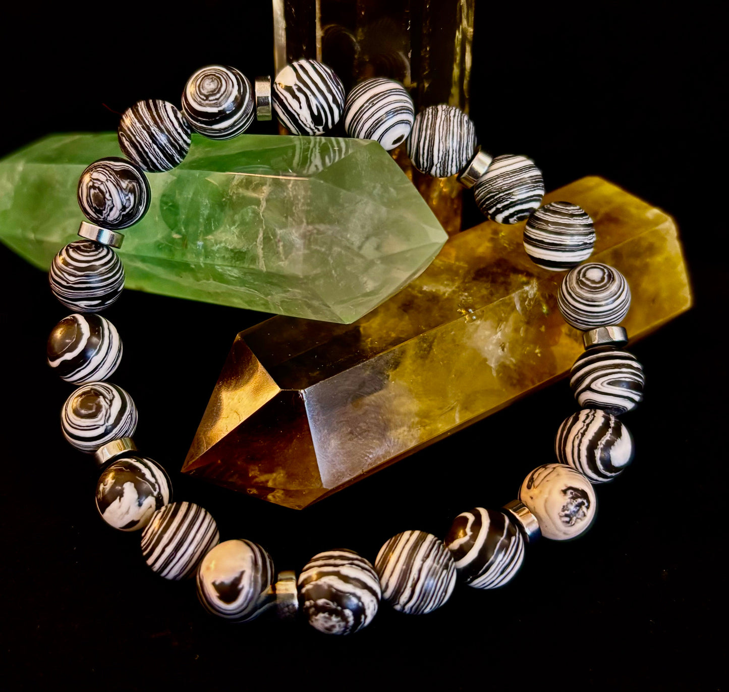 Pulsera elástica de ágata a rayas blancas y negras — Pulsera de ágata bandeada natural para muñecas grandes a extragrandes