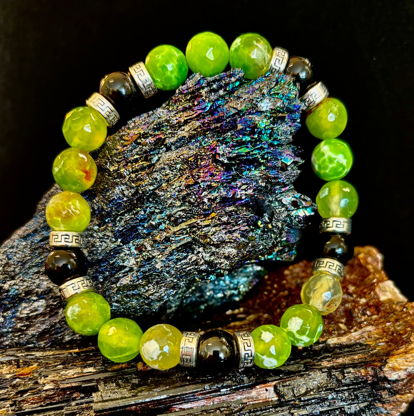 Pulsera elástica de ágata verde y ónice negro — Pulsera hecha a mano de piedras naturales con separadores de plata para muñecas grandes a extragrandes (7.5"–8.5")