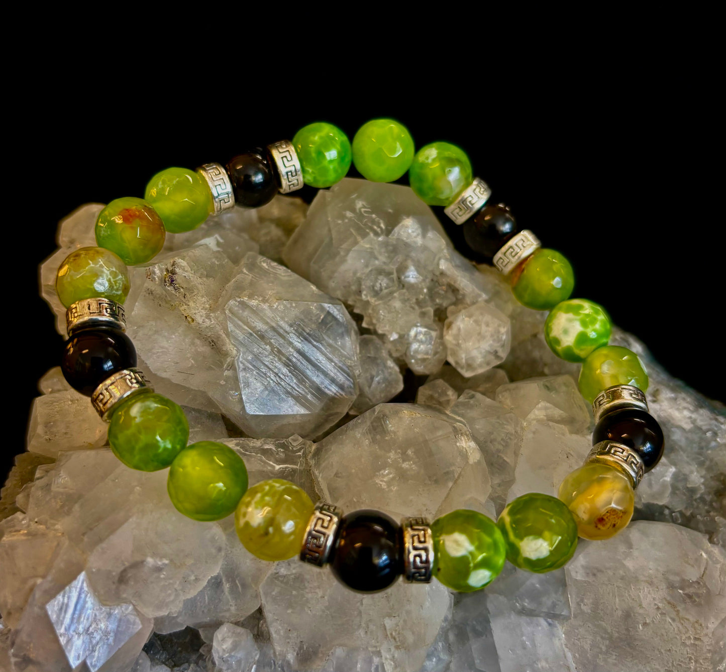 Pulsera elástica de ágata verde y ónice negro — Pulsera hecha a mano de piedras naturales con separadores de plata para muñecas grandes a extragrandes (7.5"–8.5")