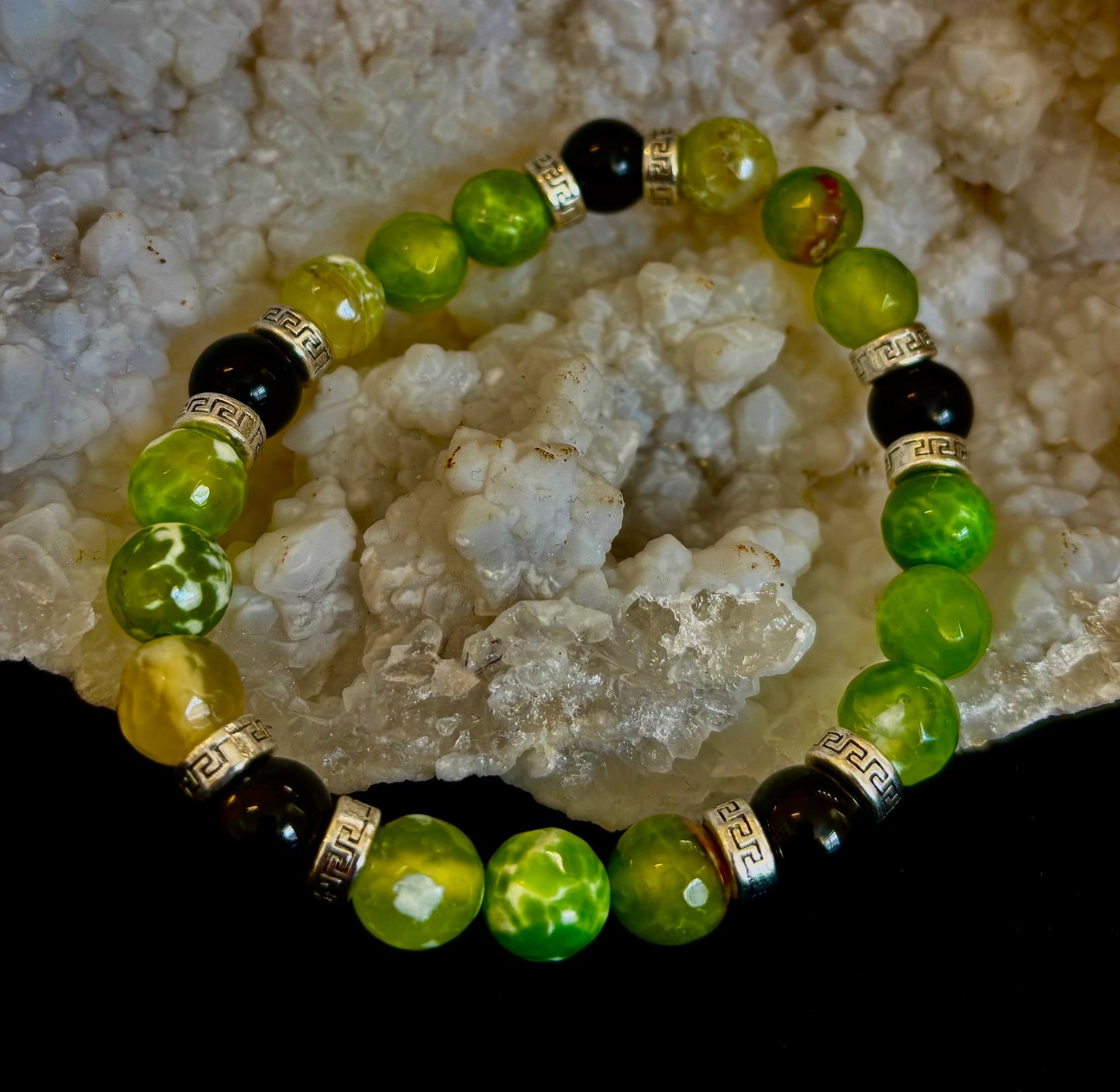 Pulsera elástica de ágata verde y ónice negro — Pulsera hecha a mano de piedras naturales con separadores de plata para muñecas grandes a extragrandes (7.5"–8.5")