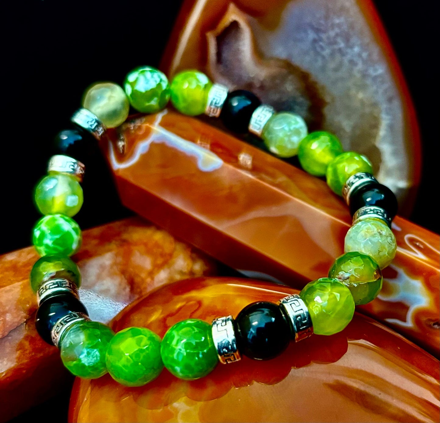 Pulsera elástica de ágata verde y ónice negro — Pulsera hecha a mano de piedras naturales con separadores de plata para muñecas grandes a extragrandes (7.5"–8.5")