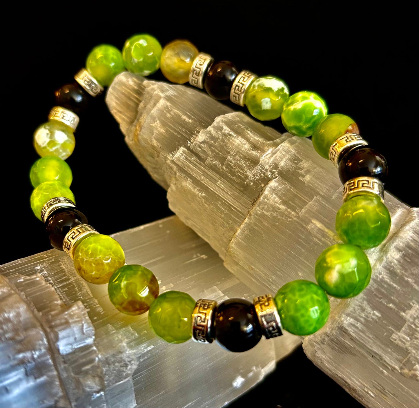 Pulsera elástica de ágata verde y ónice negro — Pulsera hecha a mano de piedras naturales con separadores de plata para muñecas grandes a extragrandes (7.5"–8.5")