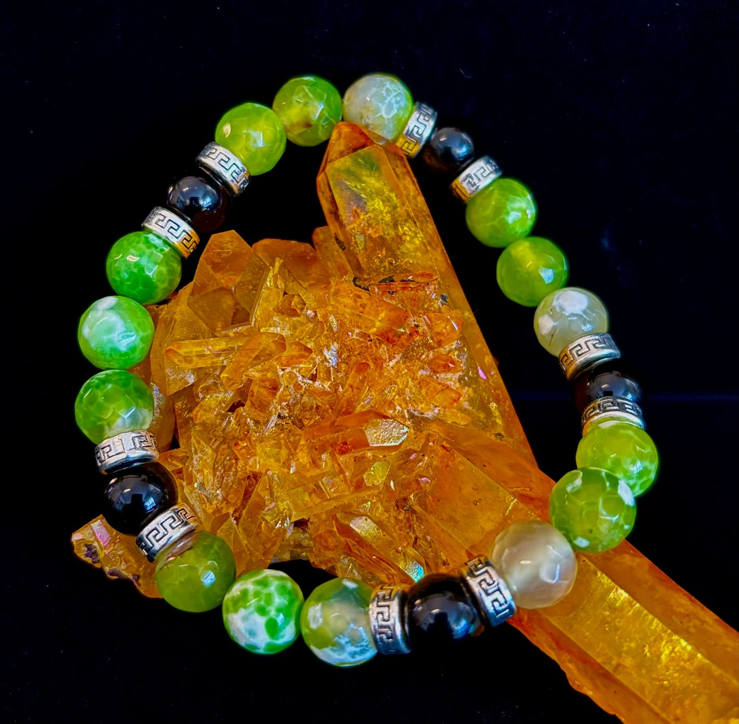 Pulsera elástica de ágata verde y ónice negro — Pulsera hecha a mano de piedras naturales con separadores de plata para muñecas grandes a extragrandes (7.5"–8.5")