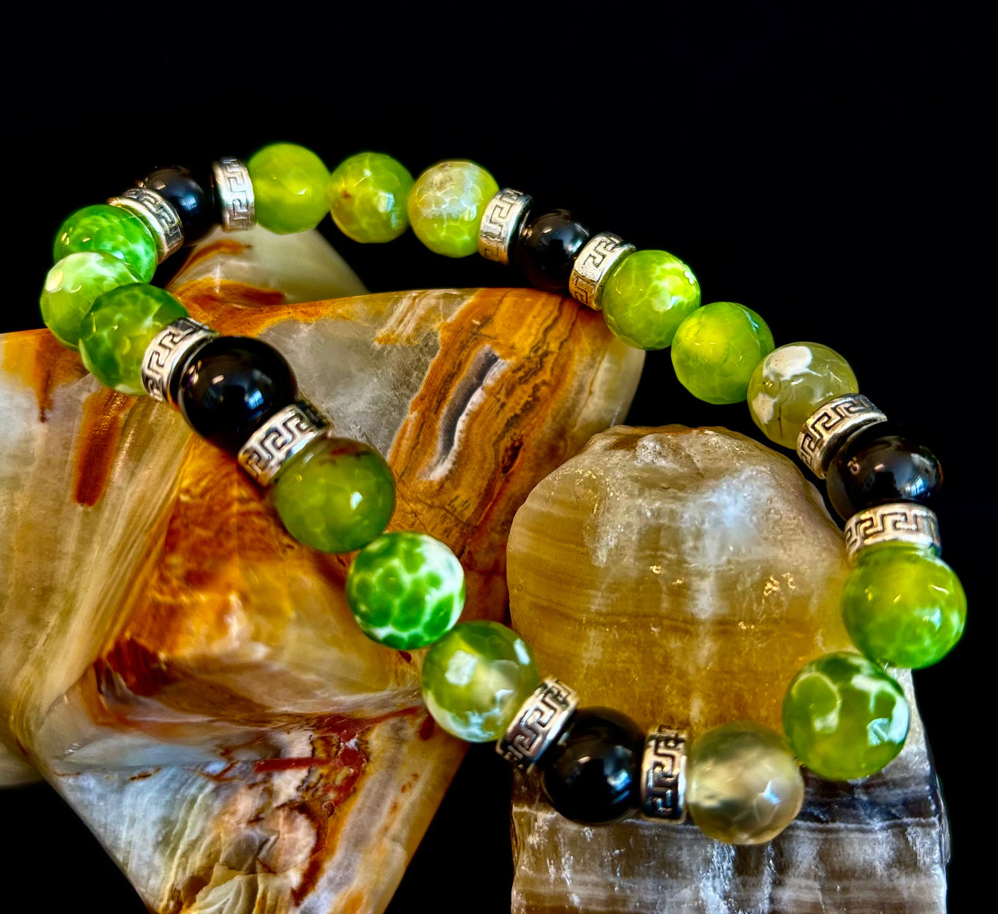 Pulsera elástica de ágata verde y ónice negro — Pulsera hecha a mano de piedras naturales con separadores de plata para muñecas grandes a extragrandes (7.5"–8.5")