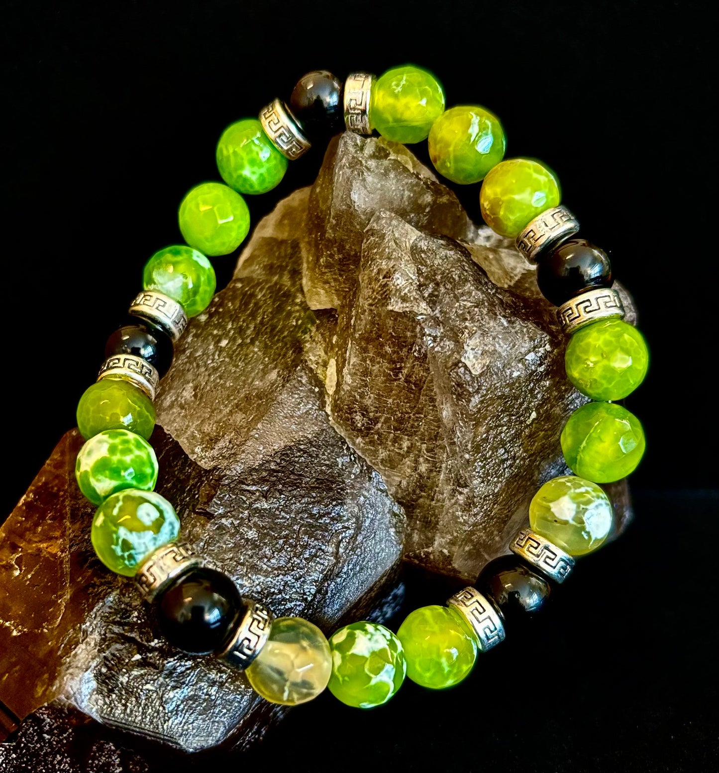 Pulsera elástica de ágata verde y ónice negro — Pulsera hecha a mano de piedras naturales con separadores de plata para muñecas grandes a extragrandes (7.5"–8.5")