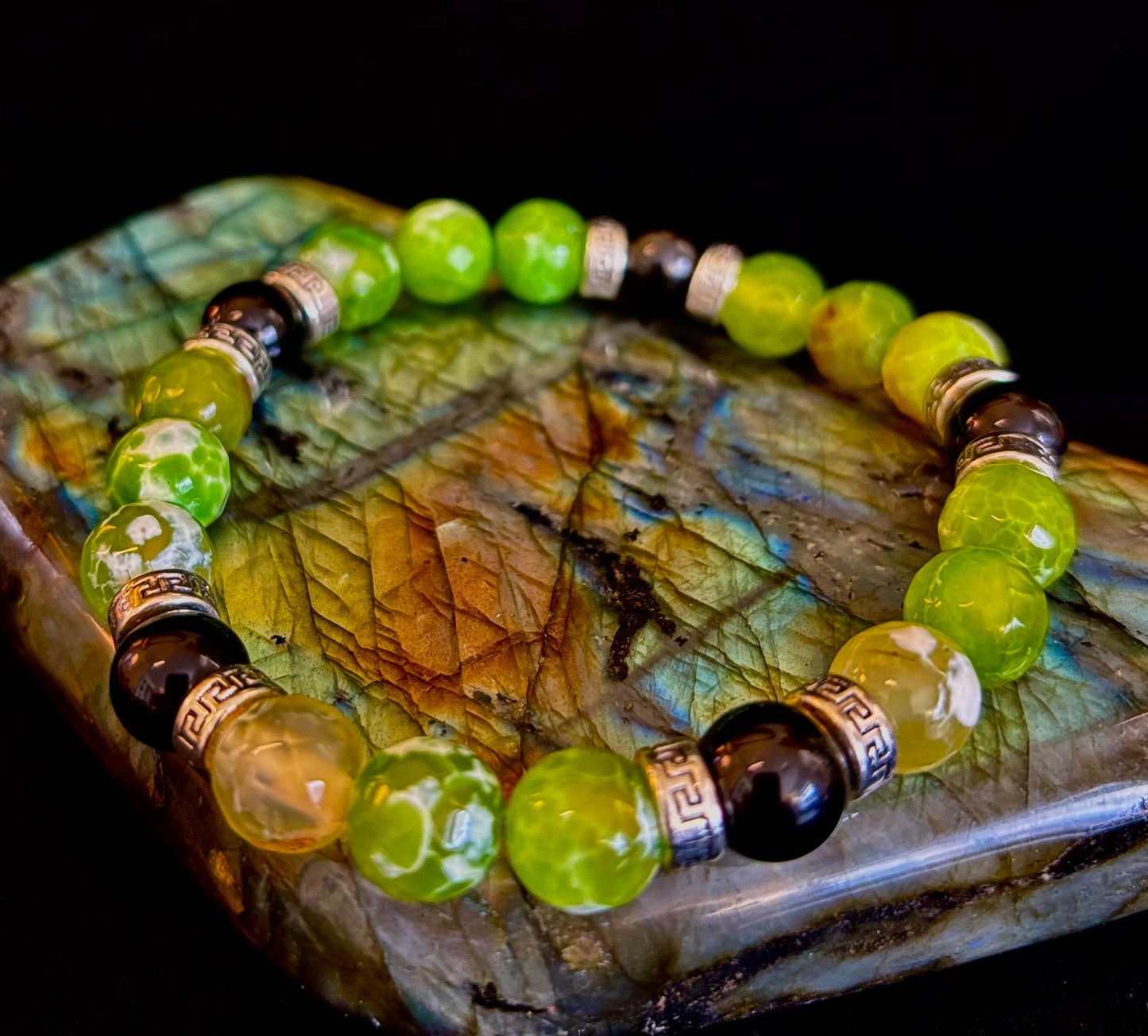 Pulsera elástica de ágata verde y ónice negro — Pulsera hecha a mano de piedras naturales con separadores de plata para muñecas grandes a extragrandes (7.5"–8.5")
