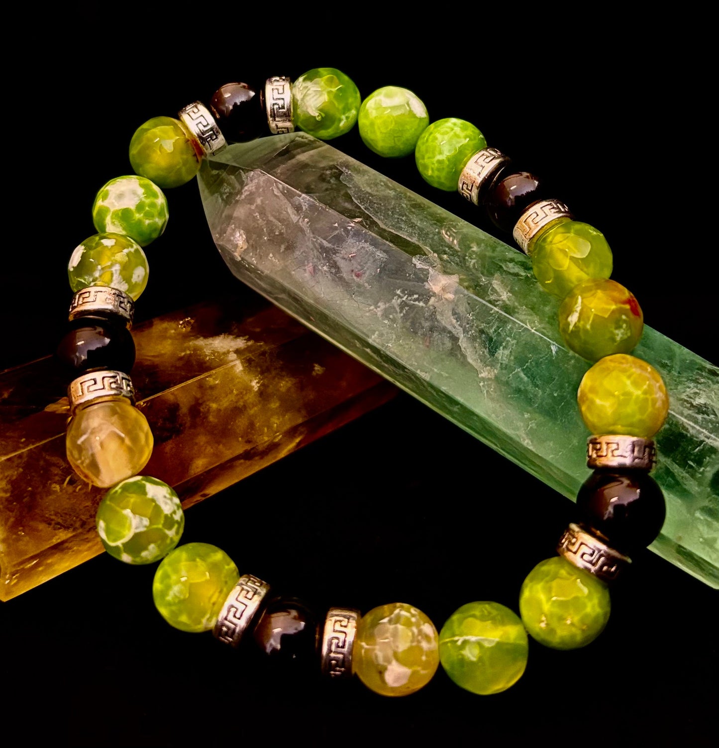 Pulsera elástica de ágata verde y ónice negro — Pulsera hecha a mano de piedras naturales con separadores de plata para muñecas grandes a extragrandes (7.5"–8.5")