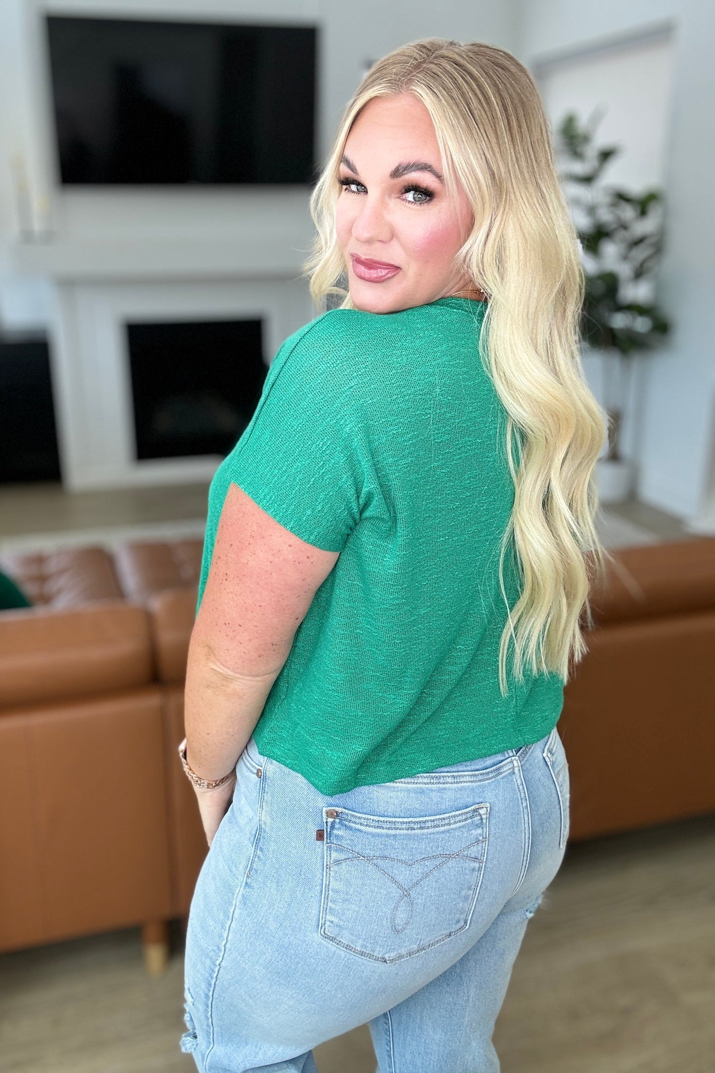 Camiseta clásica con cuello de pico en verde Kelly