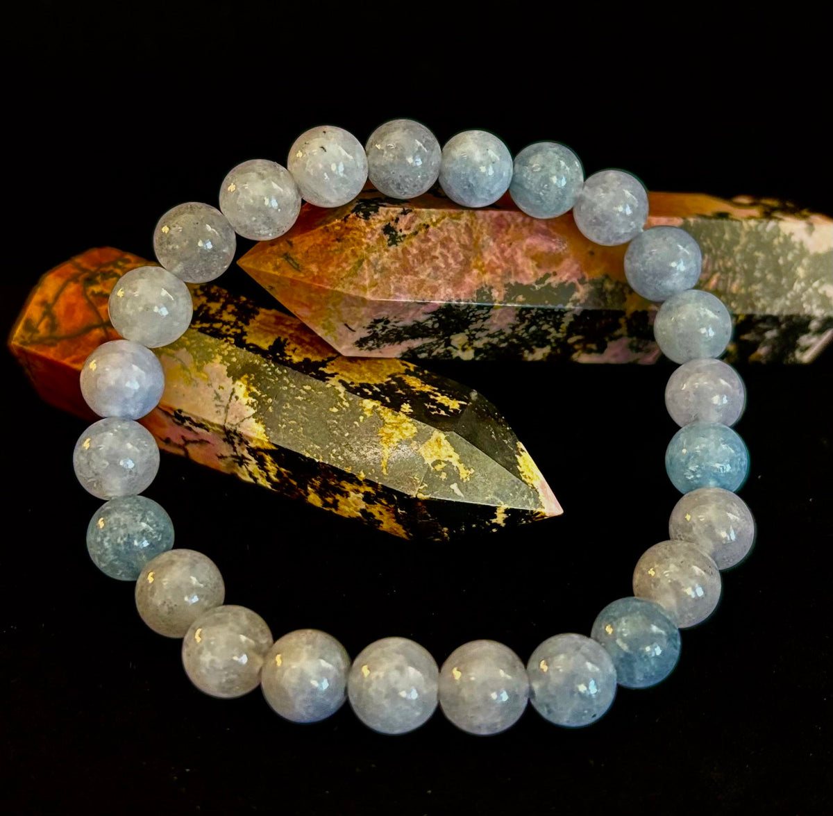 Pulsera de Cuentas de Aguamarina de 8mm y 10mm – Joyería Infundida con Reiki para Calma, Claridad y Comunicación (Muñeca Mediana)