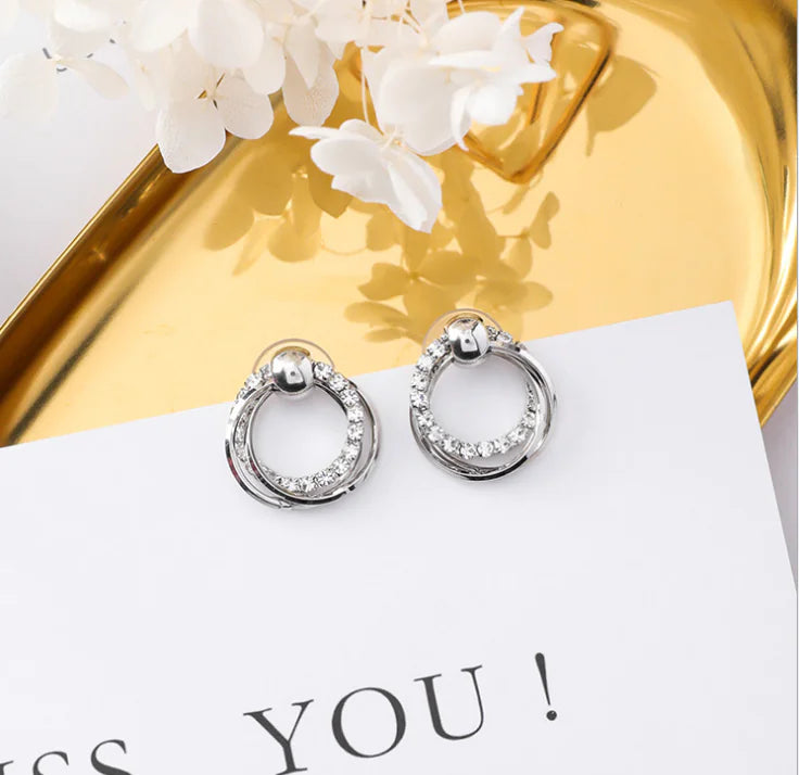 Juego de pendientes y collar de círculo de diamantes brillantes