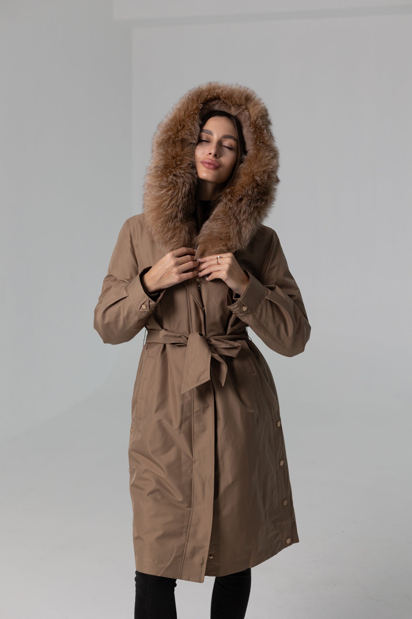 Parka aislante de piel de conejo con ribete de piel de zorro auténtica