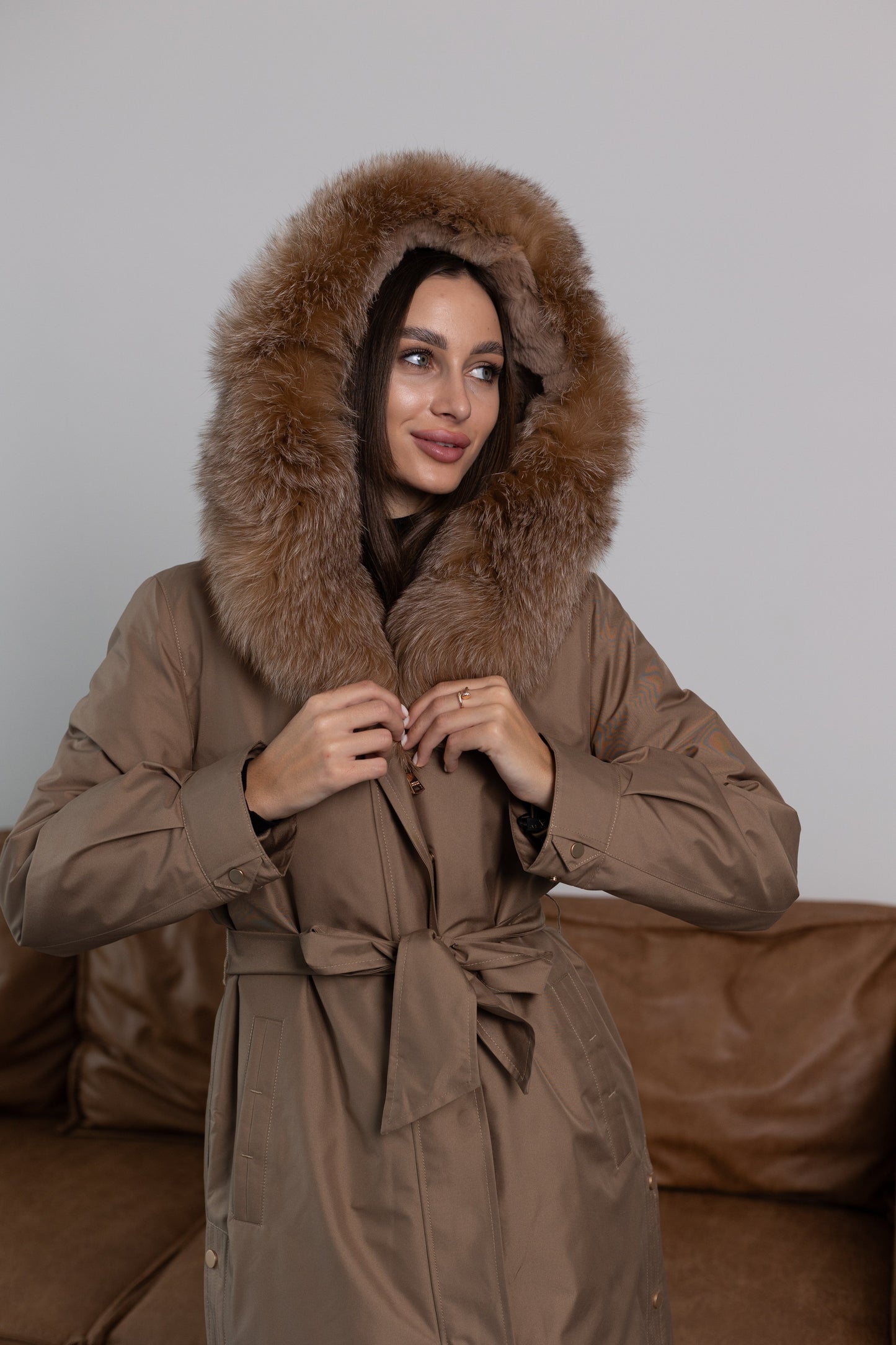 Parka aislante de piel de conejo con ribete de piel de zorro auténtica