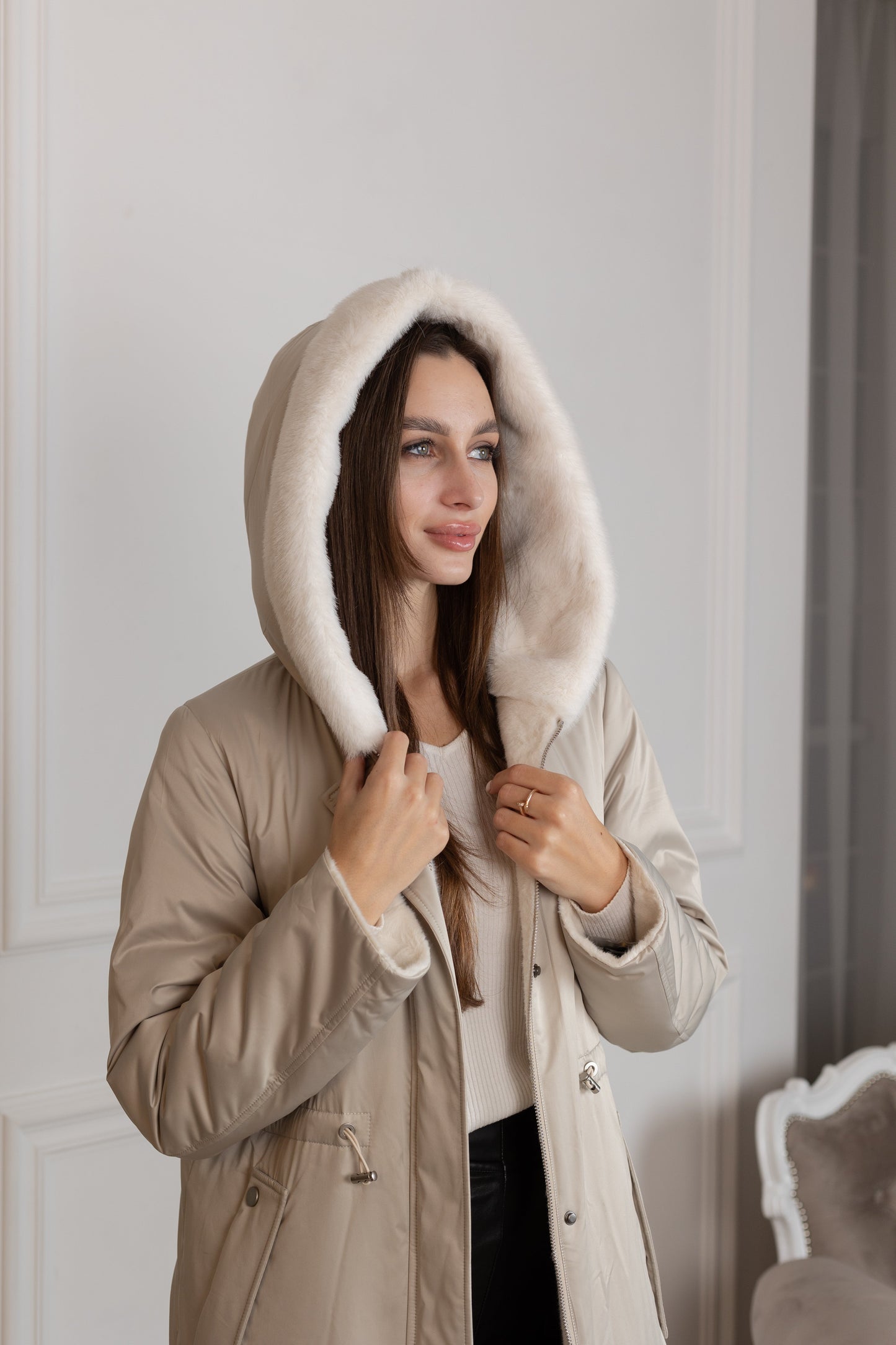 ⇆ Abrigo reversible con capucha de satén y símil alpaca